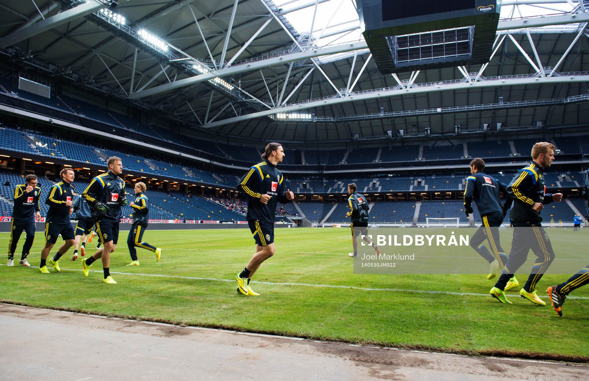 Zlatan Ibrahimovic joggar tillsammans med lagkamrater under Sveriges fotbollandslags träning den 30 maj 2014 i Stockholm.
