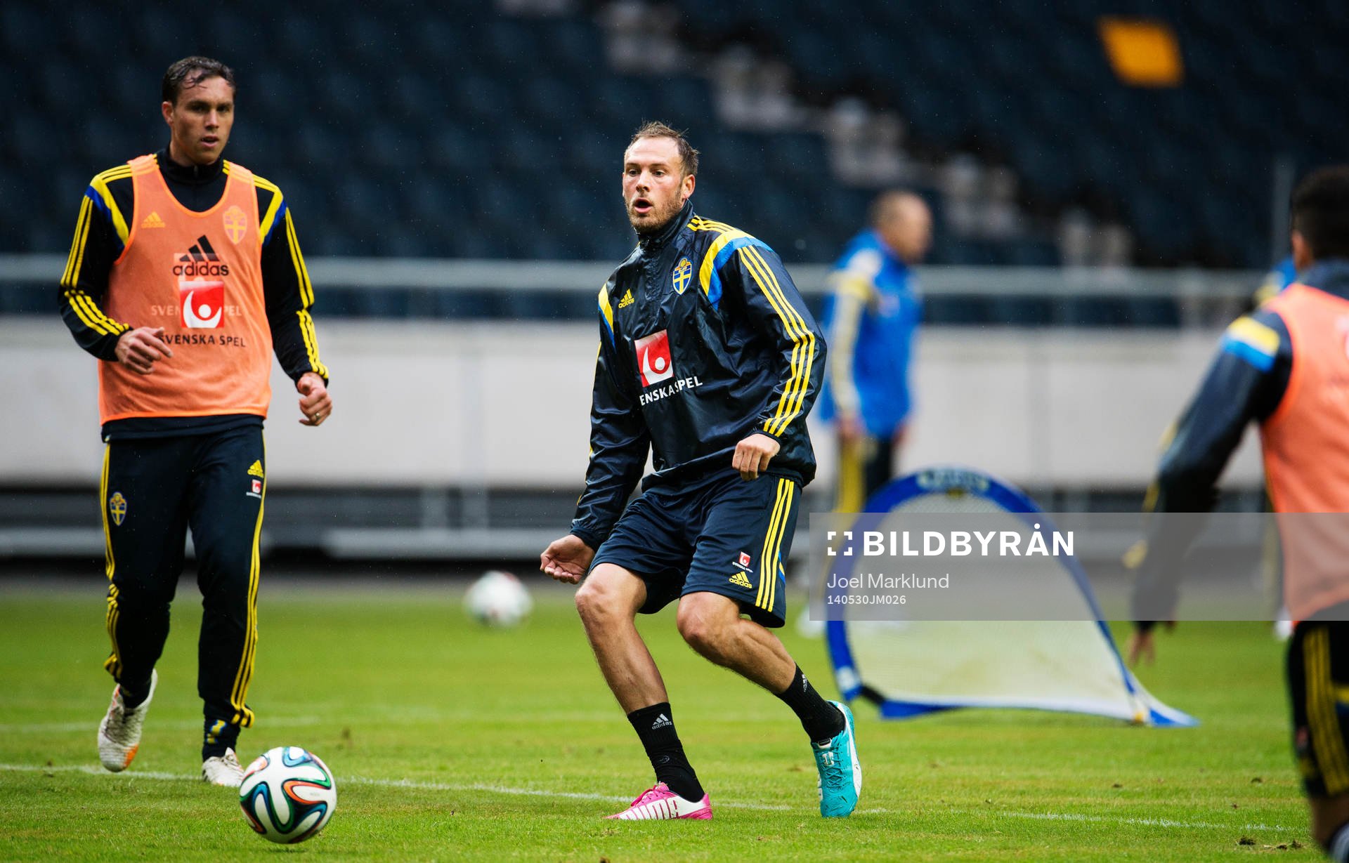 Andreas Granqvist slår en pass på Sveriges