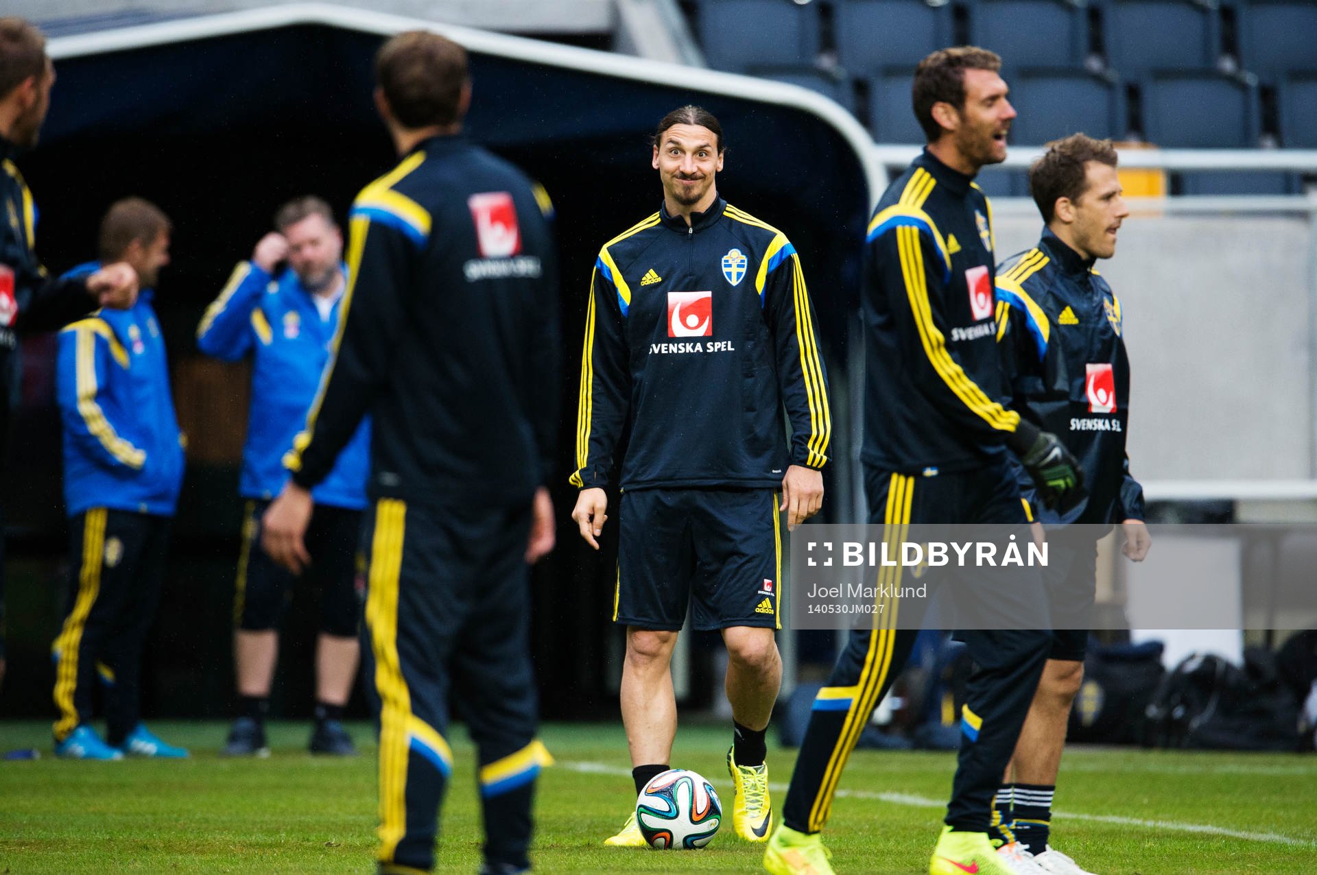 Zlatan Ibrahimovic skojar med en medspelare på Sveriges