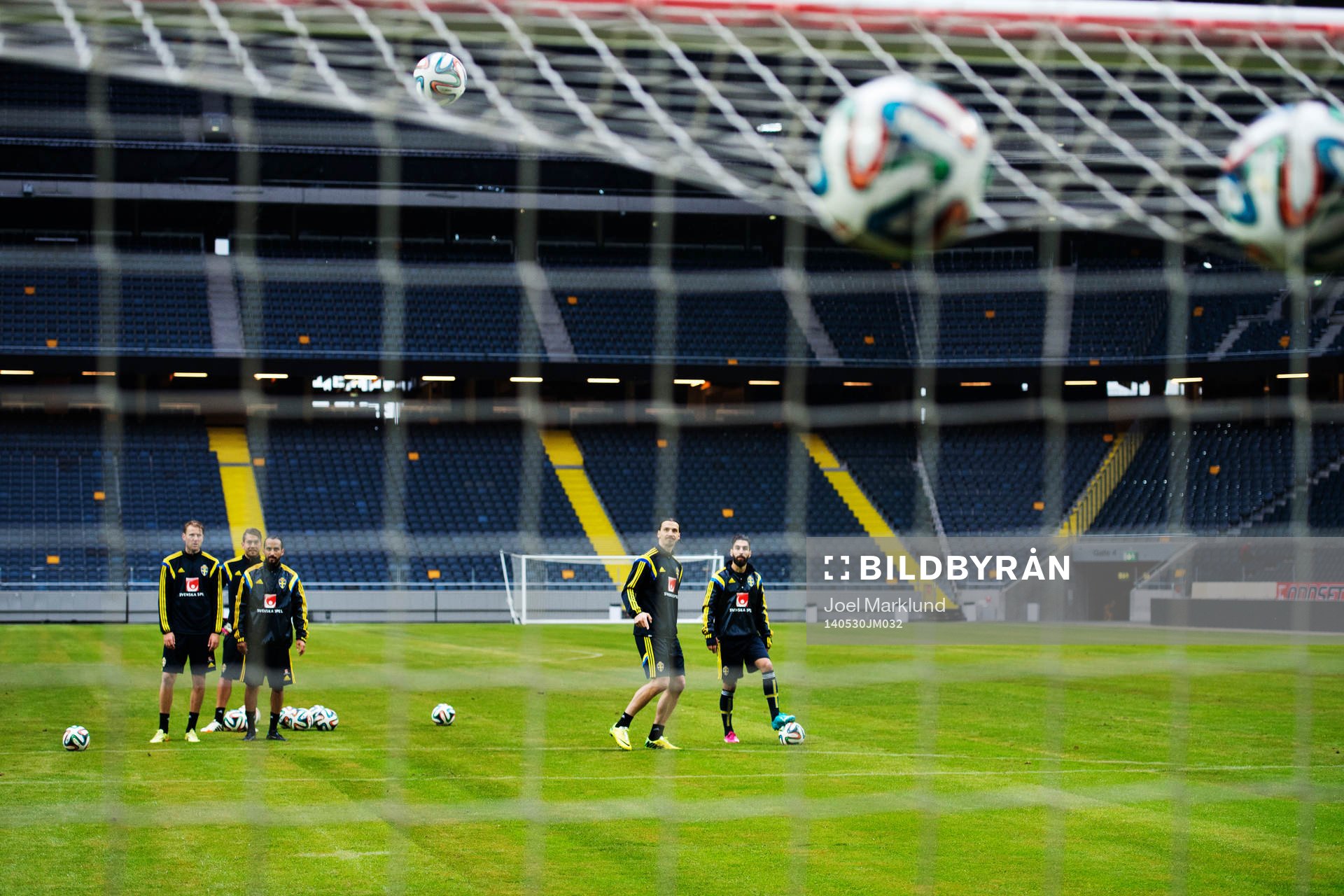 Ola Toivonen, Kristoffer Nordfeldt, Erkan Zengin, Zlatan Ibrahimovic och Jimmy Durmaz försöker att slå bollar i ribban på ett fotbollsmål på Sveriges fotbollandslags träning den 30 maj 2014 i Stockholm.