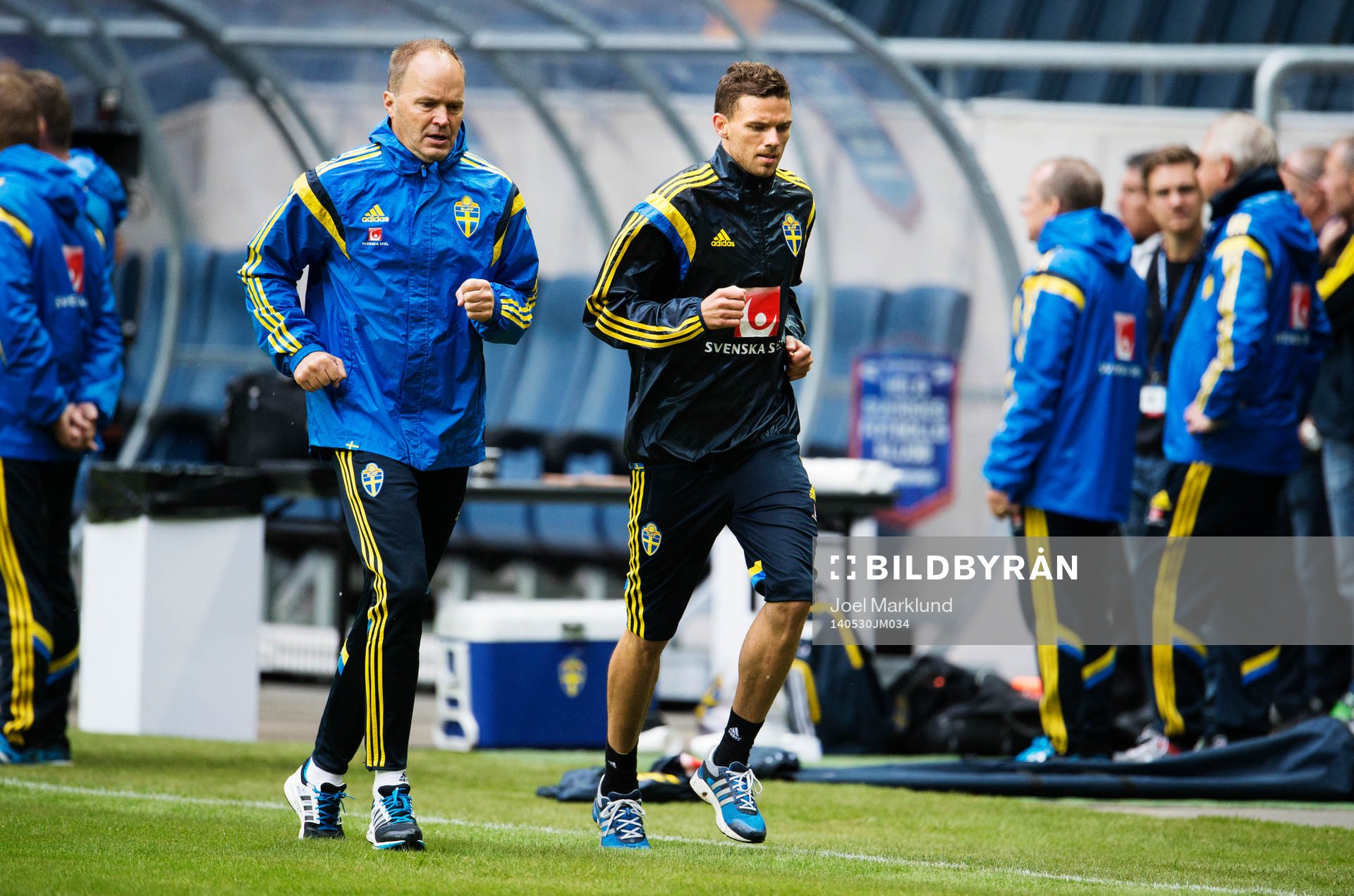 Marcus Berg joggar vid sidan av Sveriges fotbollandslags