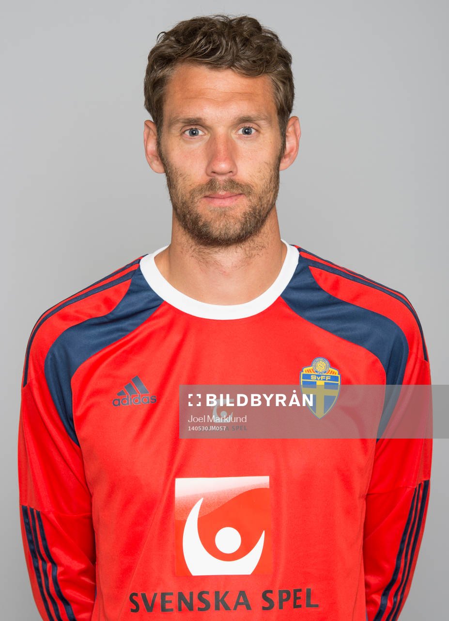Sveriges fotbollsspelare Andreas Isaksson poserar för ett porträtt den 30 maj 2014 i Stockholm.