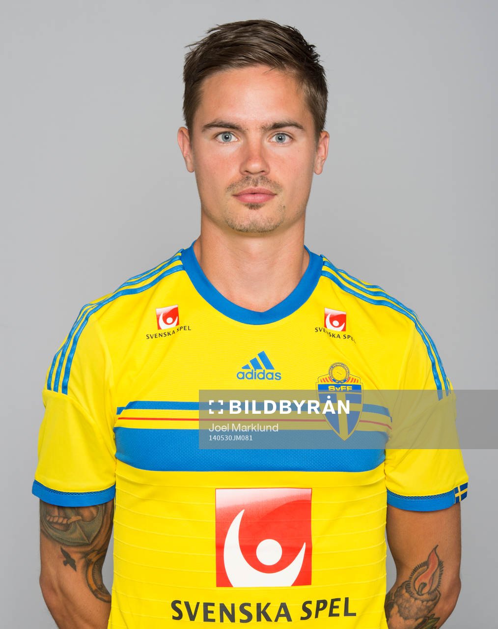 Sveriges fotbollsspelare Mikael Lustig poserar för ett porträtt den 30 maj 2014 i Stockholm.