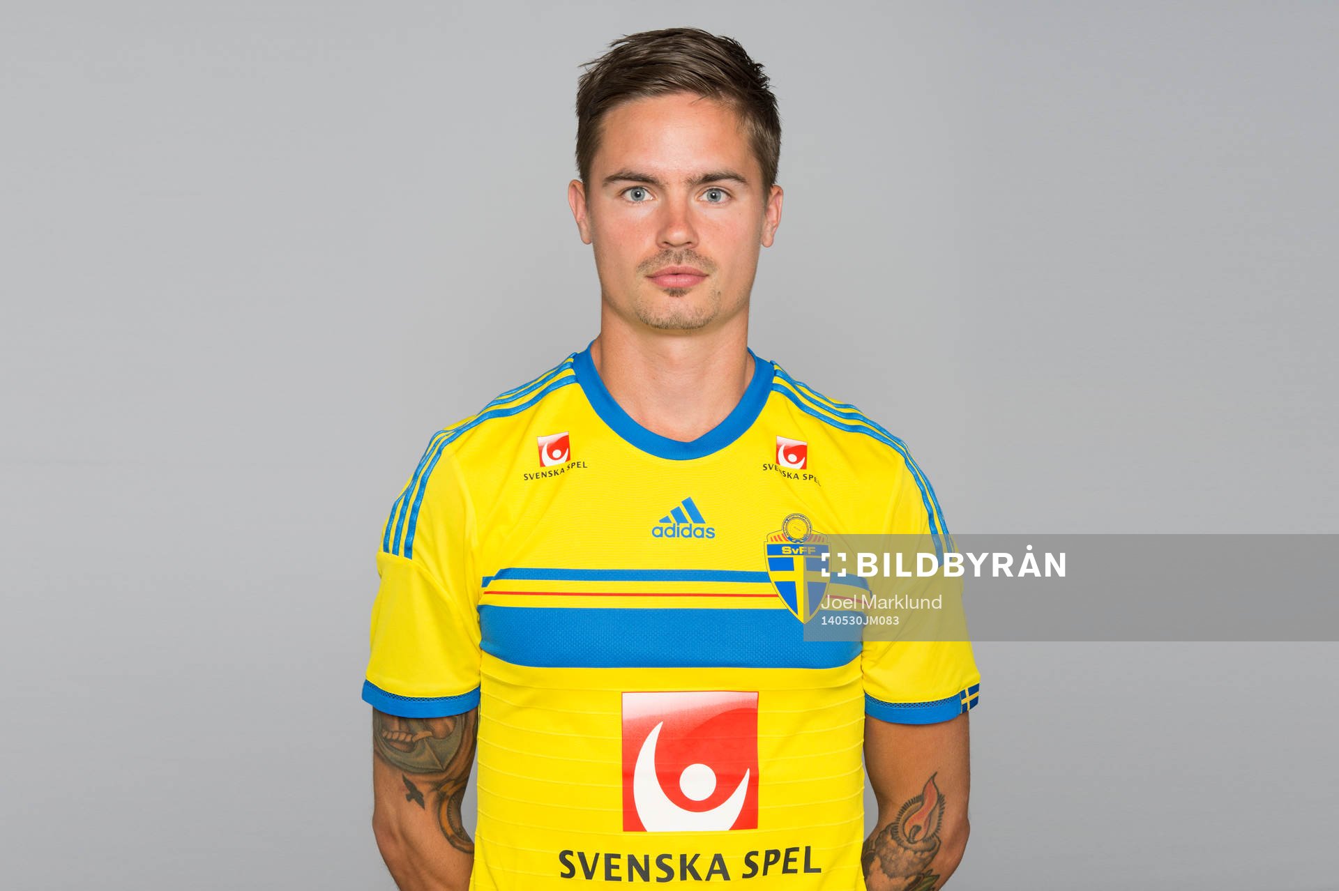 Sveriges fotbollsspelare Mikael Lustig poserar för ett porträtt den 30 maj 2014 i Stockholm.