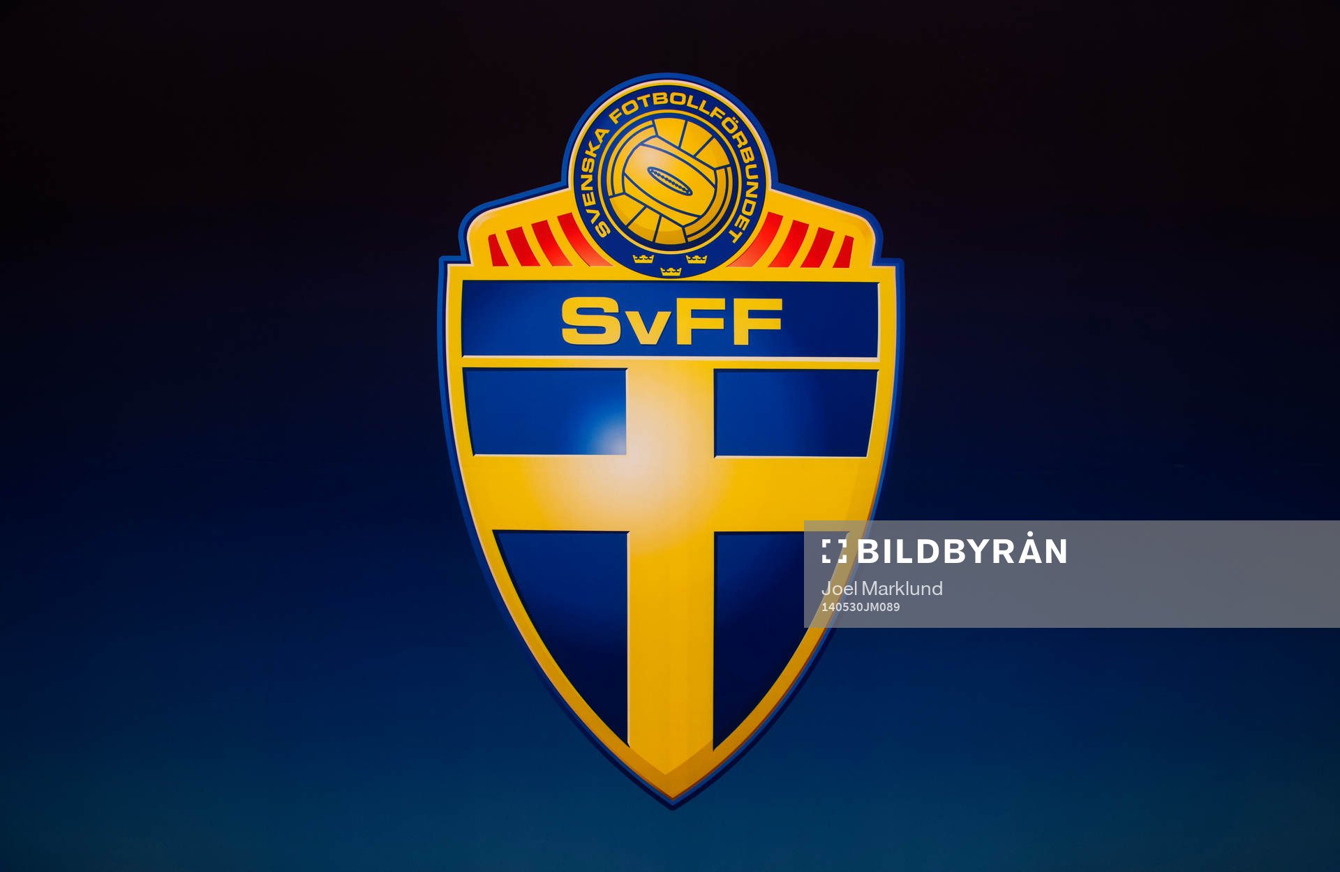 En bild av Svenska Fotbollförbundets logotyp ses på en