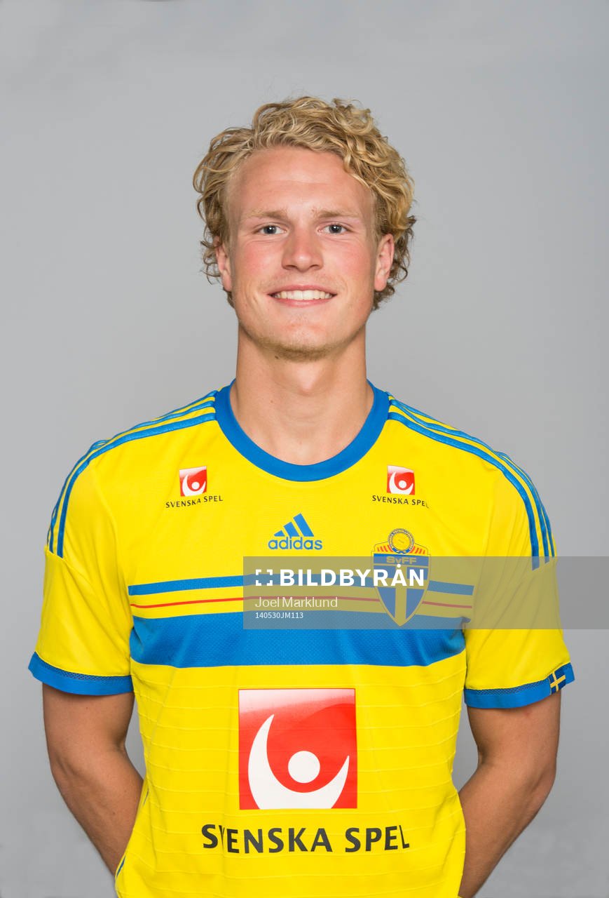 Sveriges fotbollsspelare Oscar Hiljemark poserar för ett porträtt den 30 maj 2014 i Stockholm.