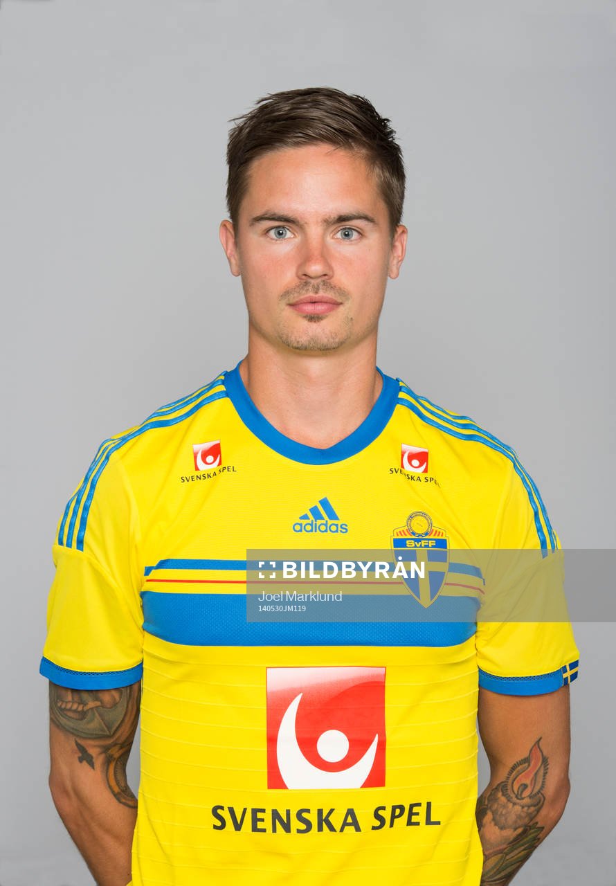 Sveriges fotbollsspelare Mikael Lustig poserar för ett porträtt den 30 maj 2014 i Stockholm.