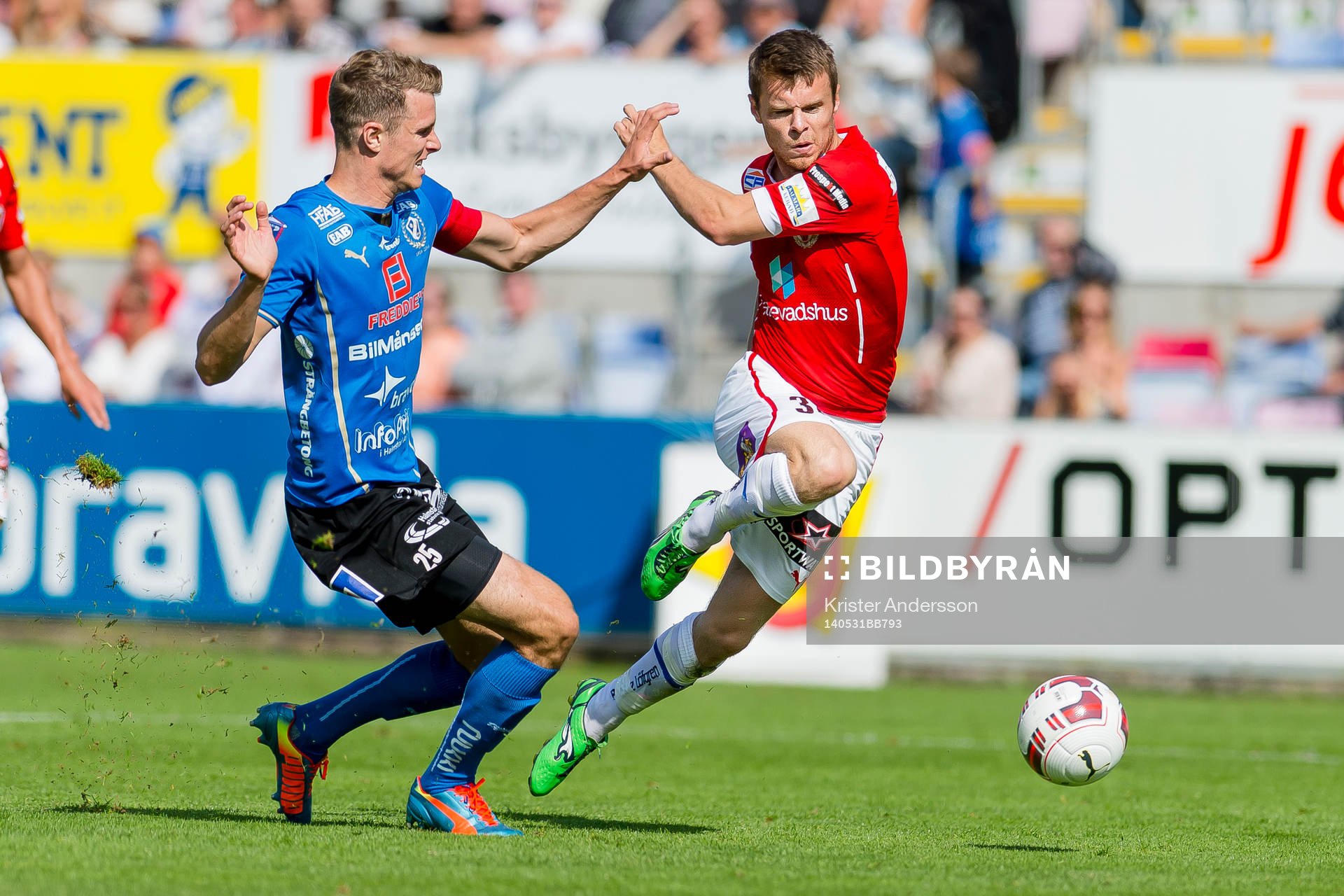 Halmstads Richard Magyar och Kalmars Sebastian Ramhorn under fotbollsbollmatchen i allsvenskan mellan Halmstad och Kalmar den 31 maj 2014 i Halmstad.