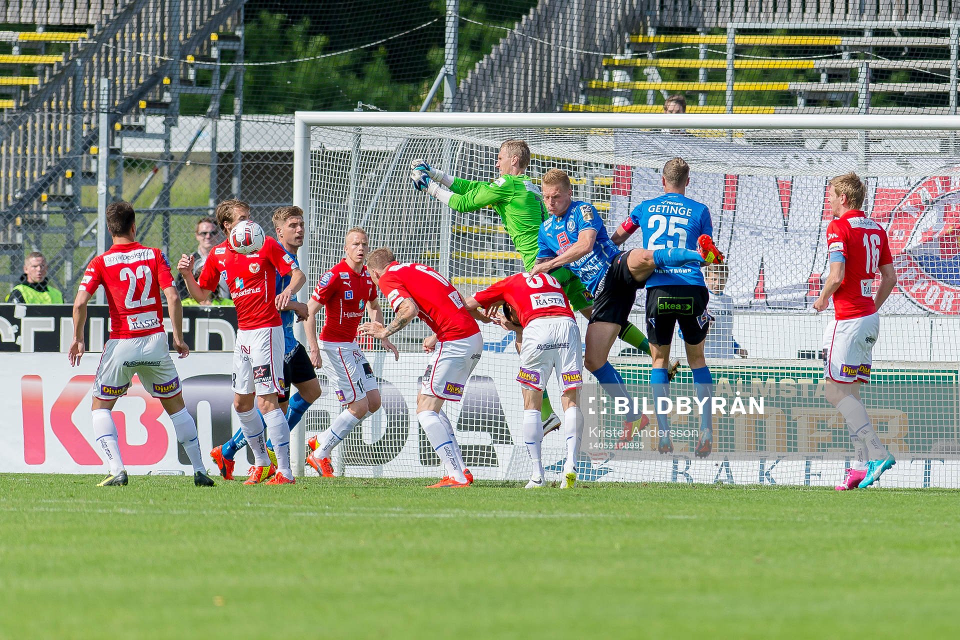 Kalmars målvakt Ole Söderberg rensar undan på hörna