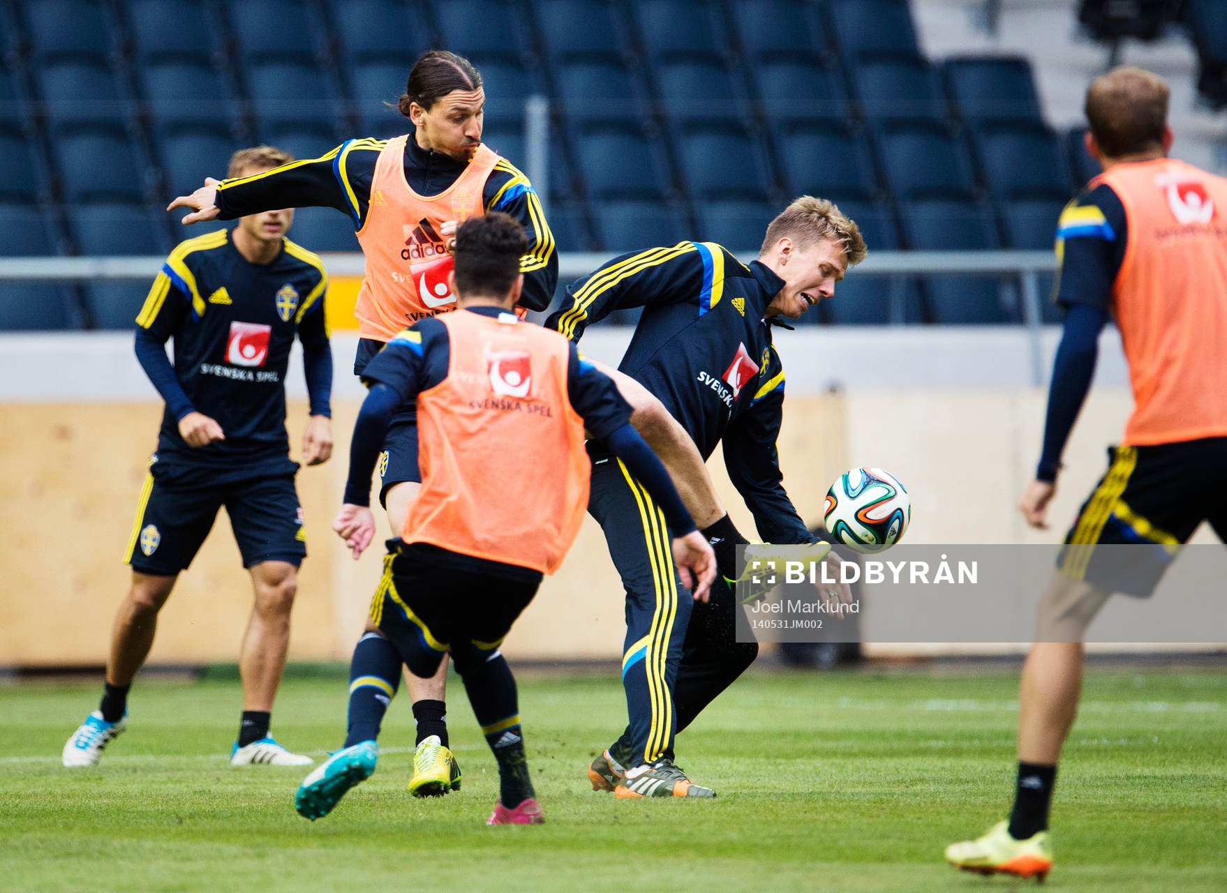 Zlatan Ibrahimovic i kamp om bollen med Pontus Wernbloom
