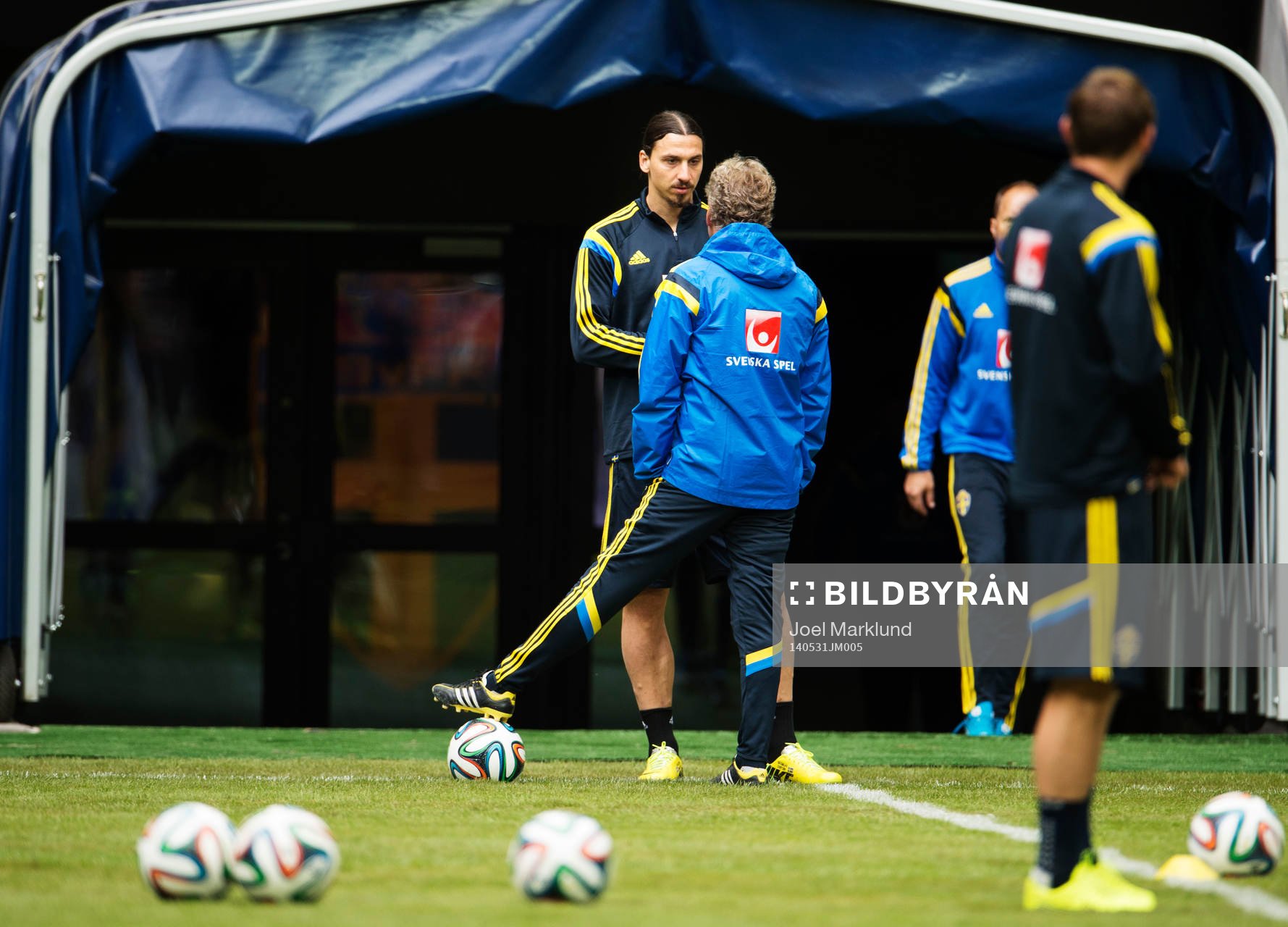 Zlatan Ibrahimovic pratar med förbundskapten Erik Hamrén under Sveriges fotbollandslags träning den 31 maj 2014 i Stockholm.
