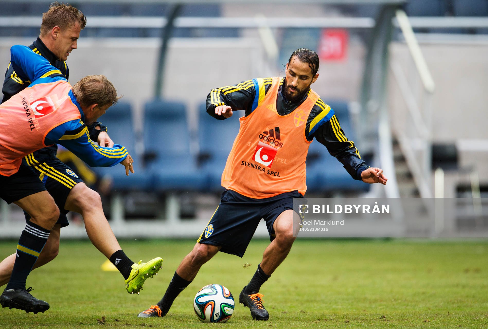 Johan Dahlin och players manager Marcus Allbäck jagar Erkan Zengin under Sveriges fotbollandslags träning den 31 maj 2014 i Stockholm.