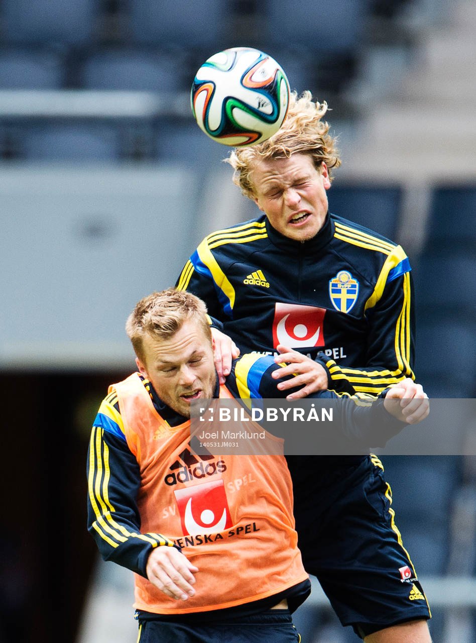 Sebastian Larsson och Oscar Hiljemark i en nickduell