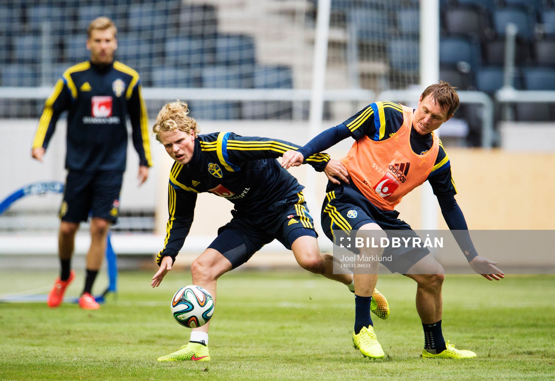 Oscar Hiljemark och Kim Källström kämpar om bollen