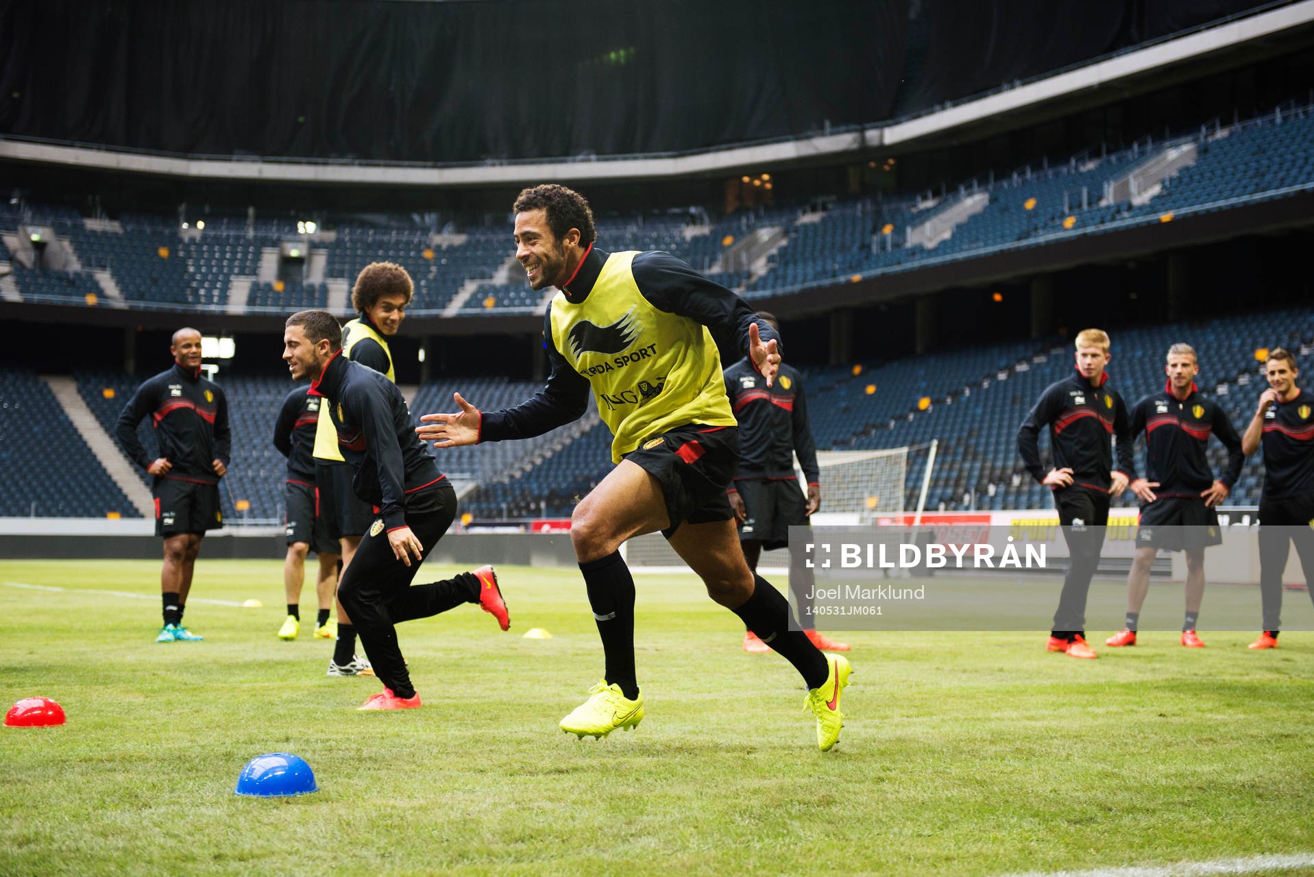 Eden Hazard springer mot Moussa Dembele
