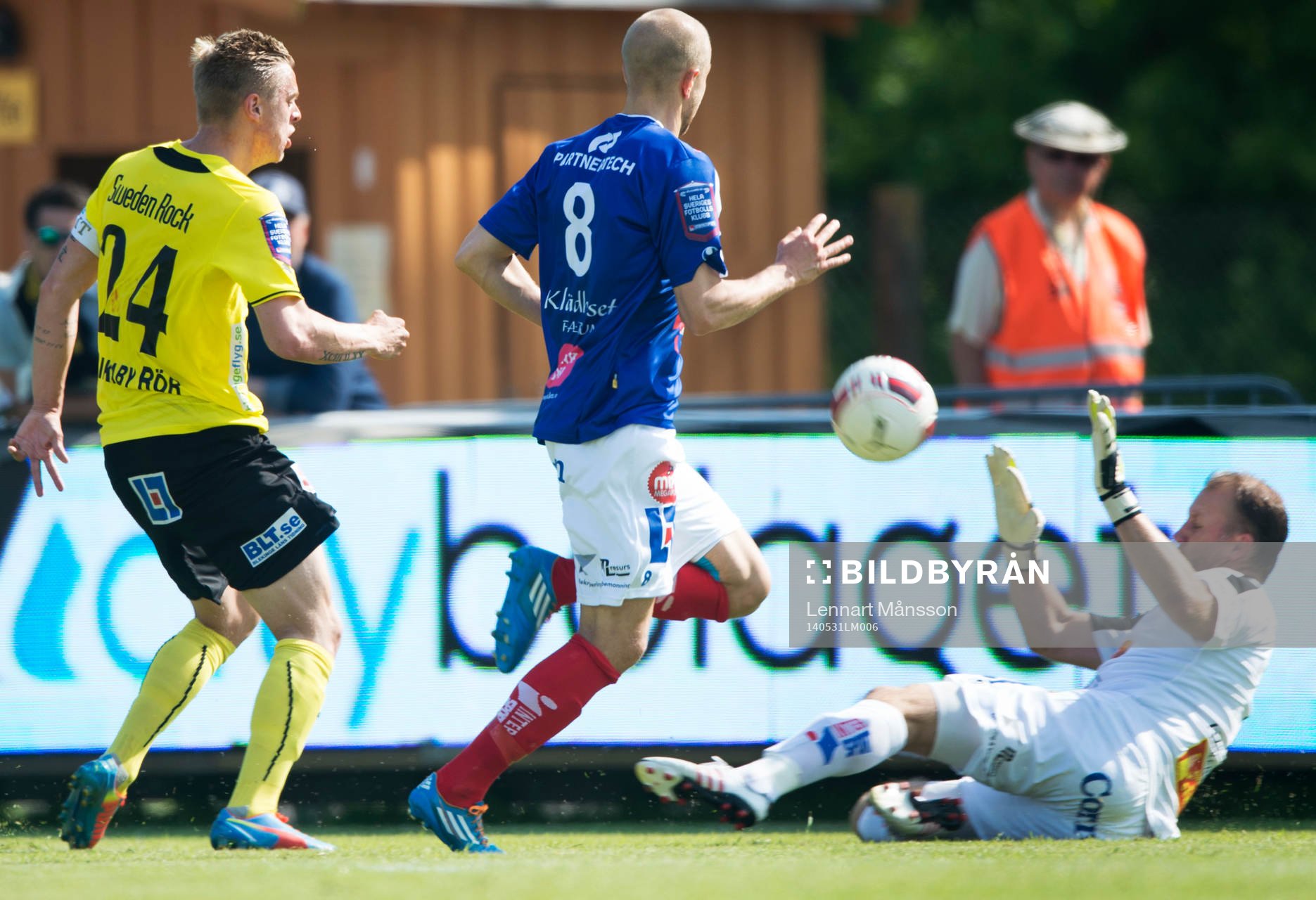 Åtvidabergs målvakt Henrik Gustavsson räddar friläge från Mattias Håkansson i matchen i allsvenskan mellan Mjällby och Åtvidaberg i Hällevik 31 maj 2014.