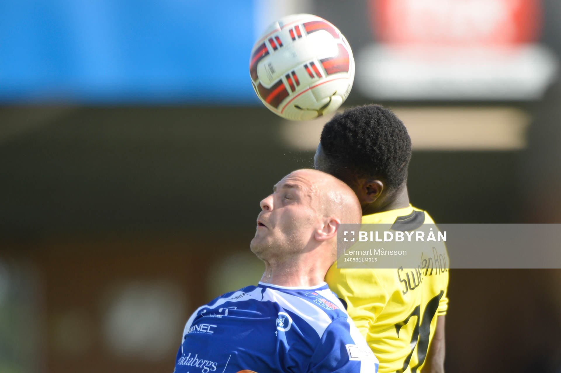 Åtvidabergs Daniel Sjölund och Mjällbys Kwame Bonsu i