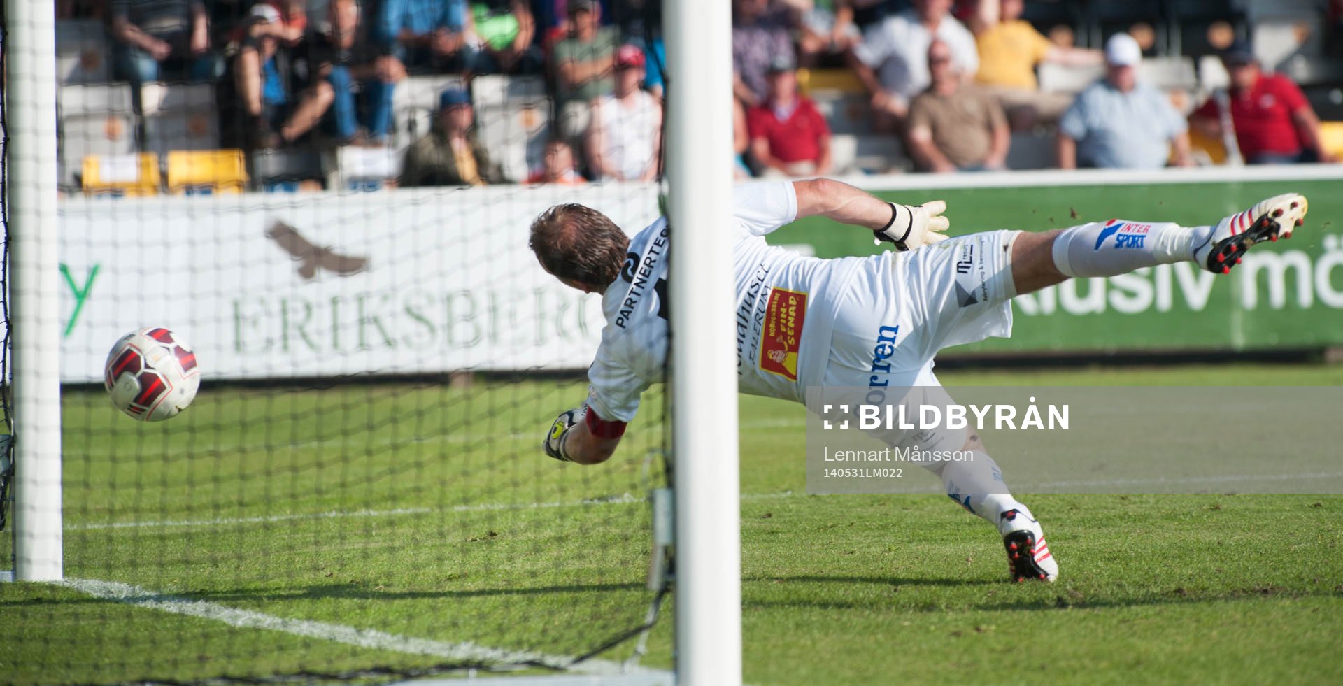 Mjällbys inhoppare Robin Strömberg gör 1-0 och bollen