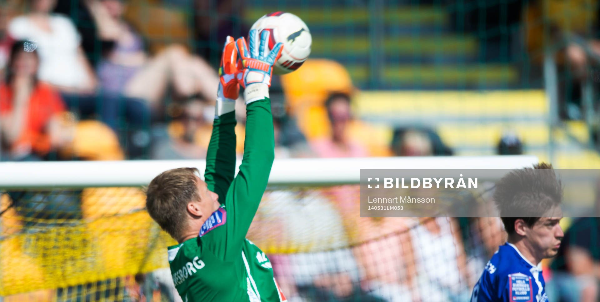 Mjällbys Mattias Asper greppar bollen i matchen i