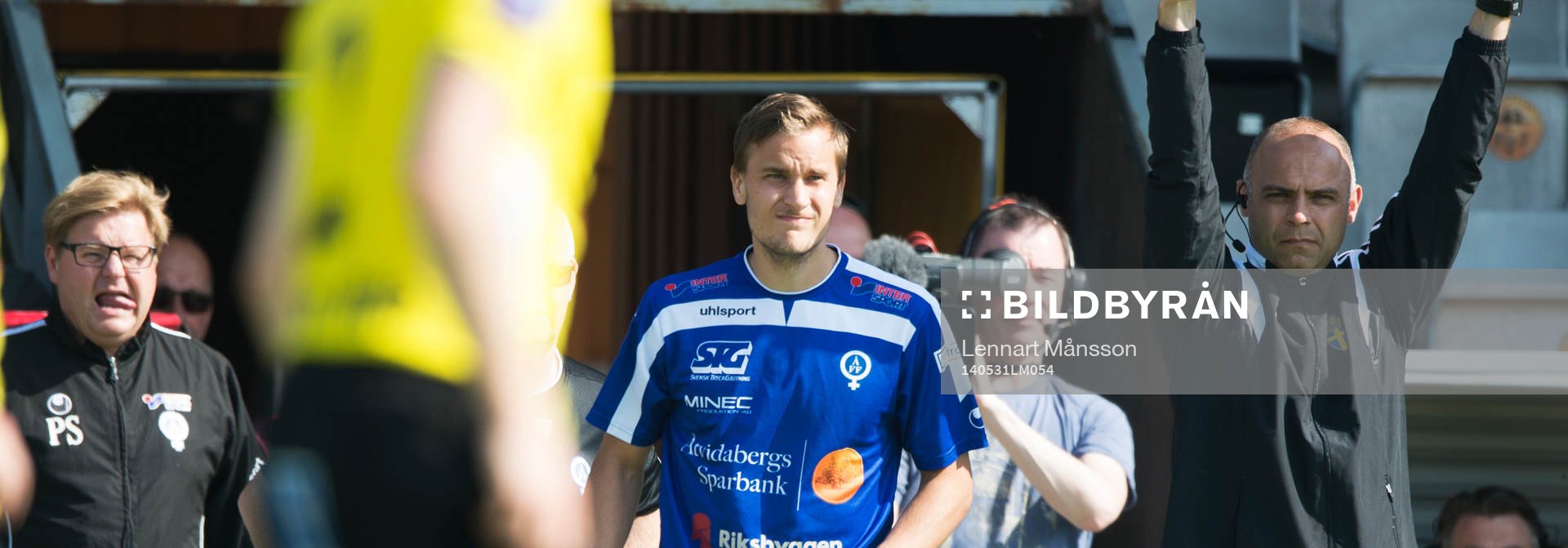 Åtvidabergs Månz Karlsson byts in av tränaren Peter