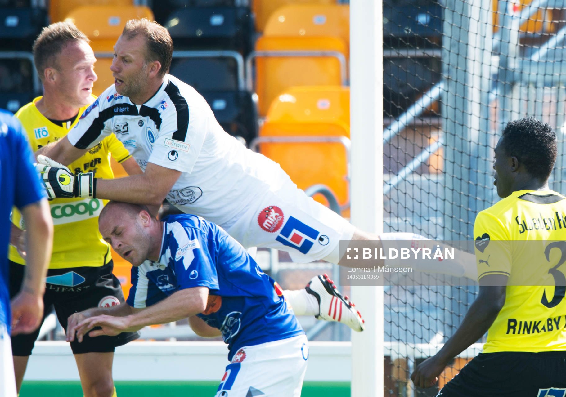 Åtvidabergs målvakt Henrik Gustavsson klättrar på