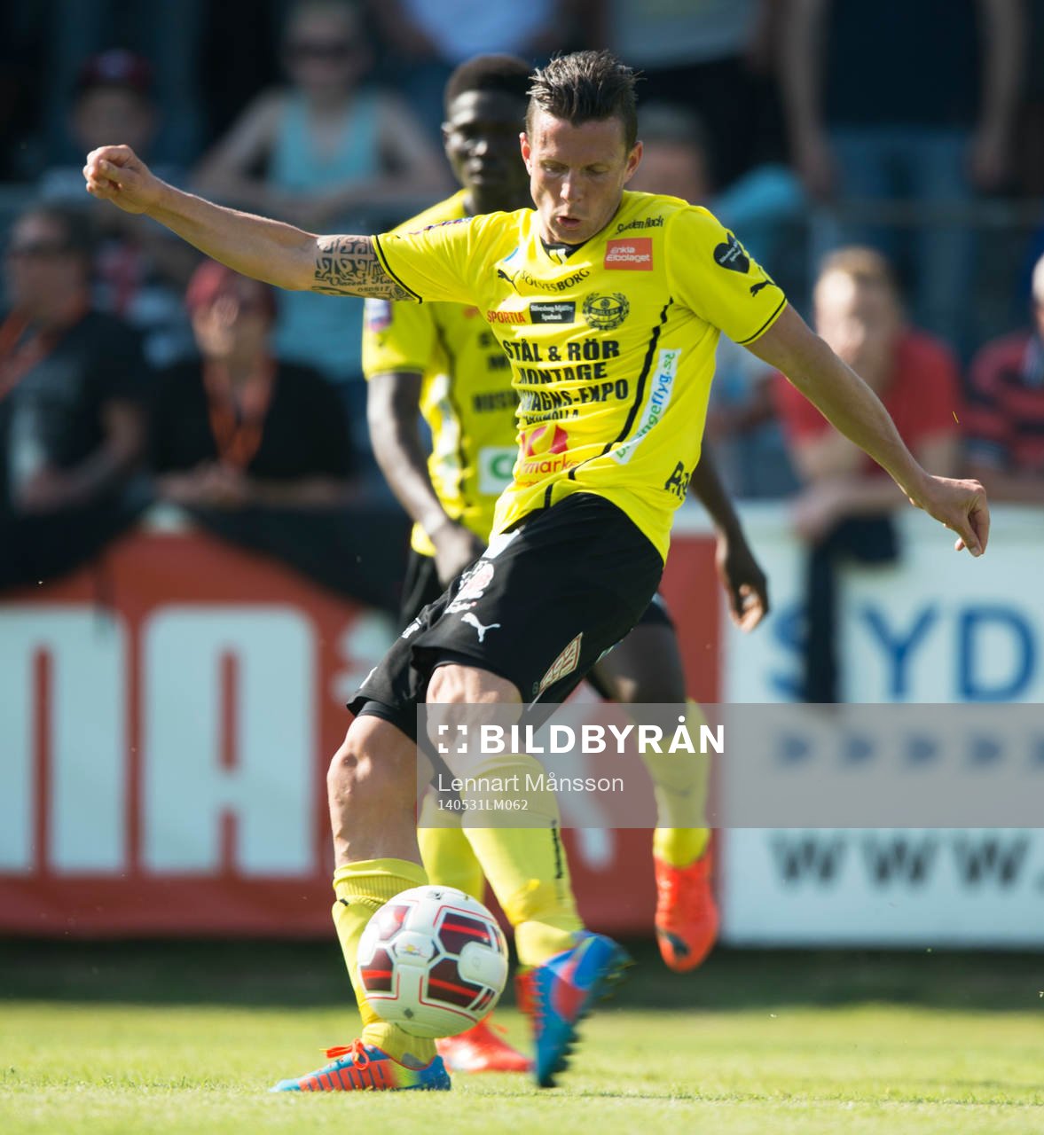 Mjällbys Kristian Haynes skjuter i matchen i allsvenskan