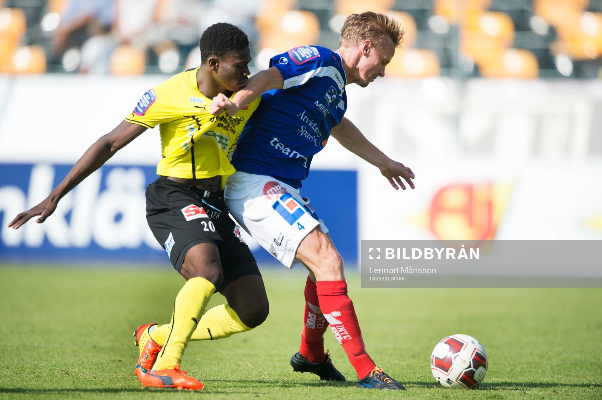 Åtvidabergs Andreas Dahlén och Mjällbys Kwame Bonsu i