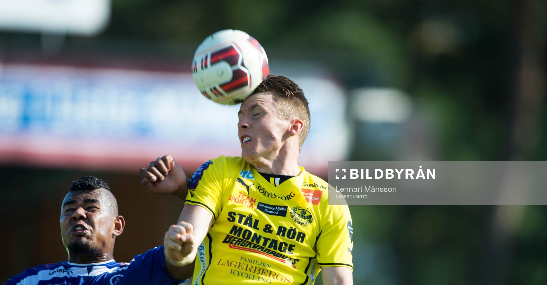 Mjällbys Viktor Agardius och Åtvidabergs Ricardo Santos i