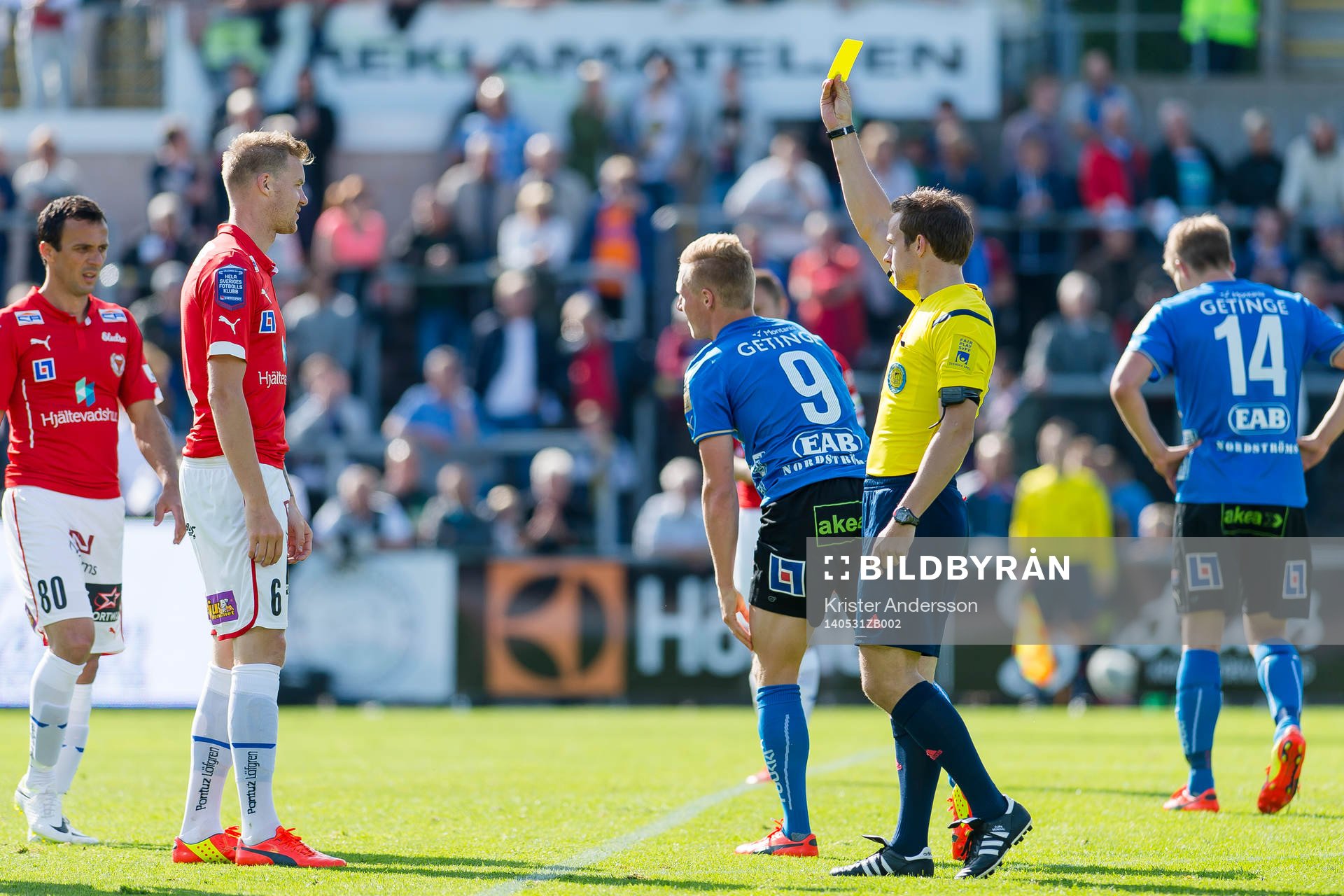 Kalmars Marcus Nilsson får gult kort av Domare Kristoffer