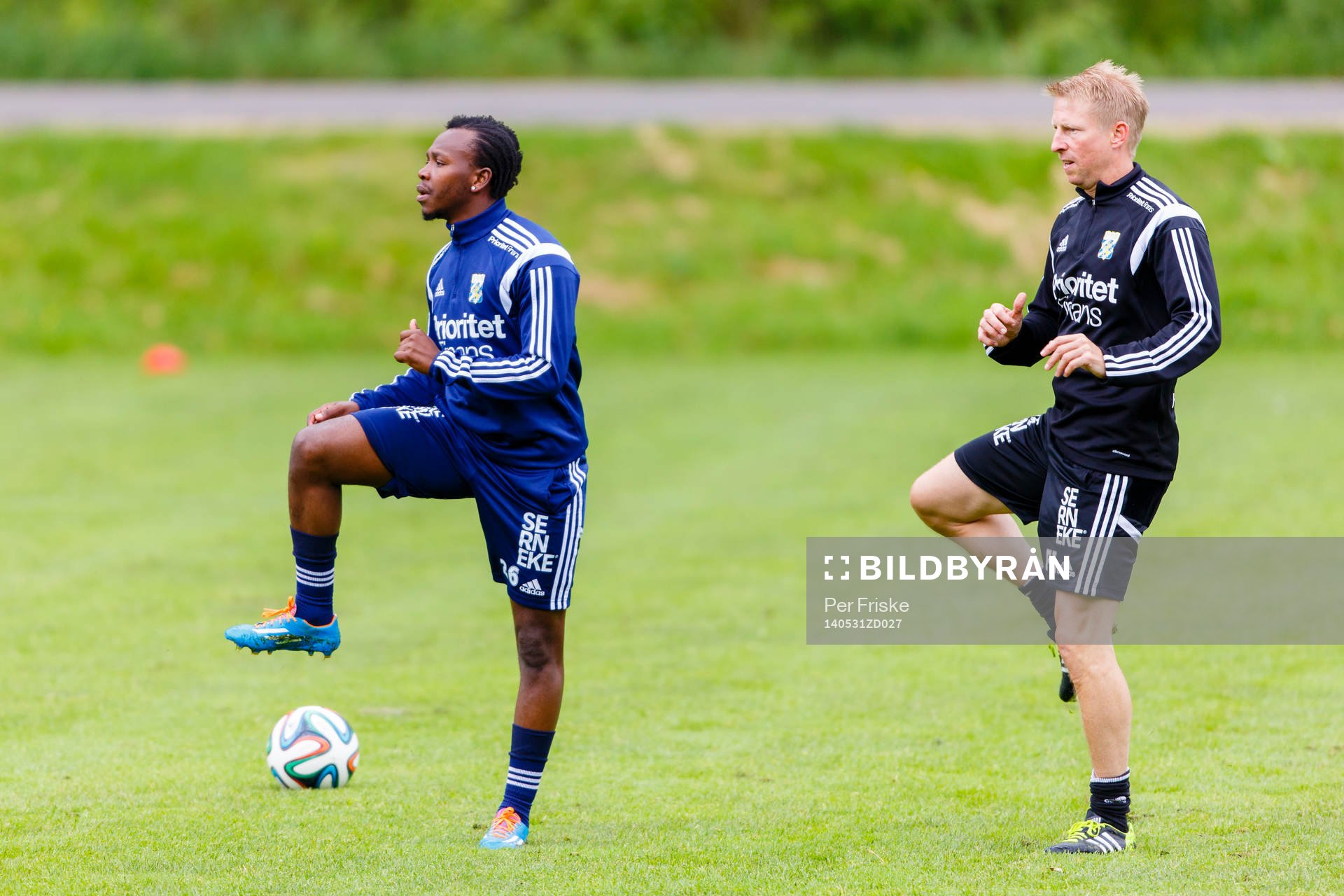 IFK Göteborgs May Mahlangu och sjukgymnast Fredrik Larsson
