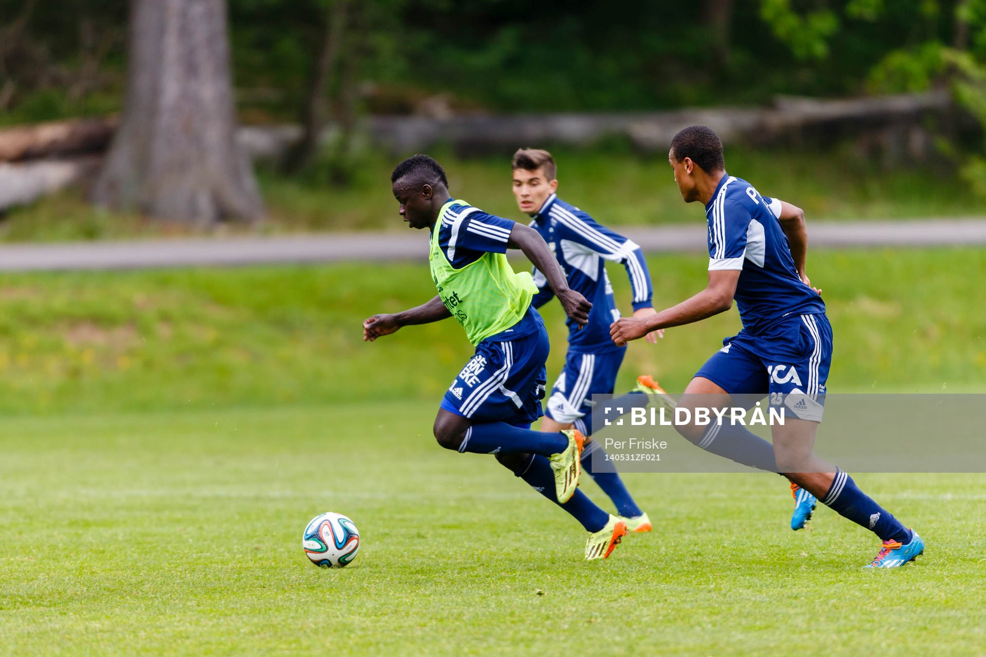 IFK Göteborgs Malick Mane med bollen jagas av Martin