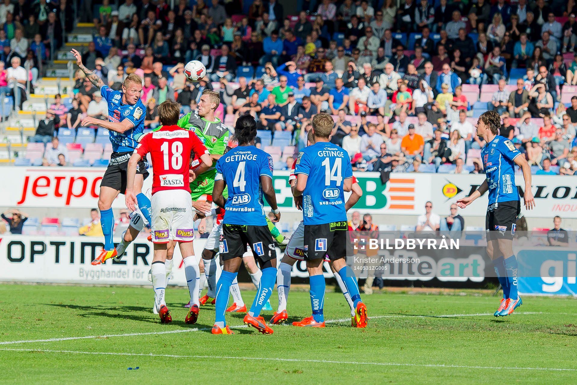 Halmstads Gudjón Baldvinsson har målchans på hörna under fotbollsmatchen i allsvenskan mellan Halmstad och Kalmar den 31 maj 2014 i Halmstad.