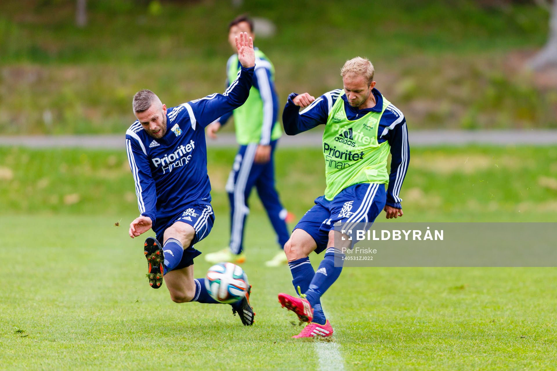 IFK Göteborgs Kjetil Waehler täcker ett skott när Robin