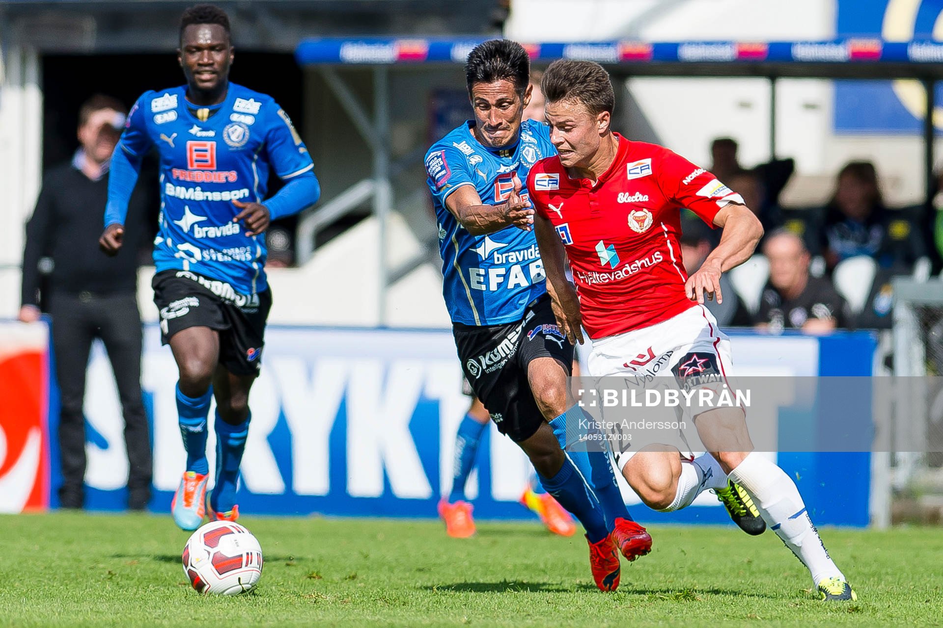Halmstads Antonio Rojas och Kalmars Melker Hallberg under fotbollsmatchen i allsvenskan mellan Halmstad och Kalmar den 31 maj 2014 i Halmstad.