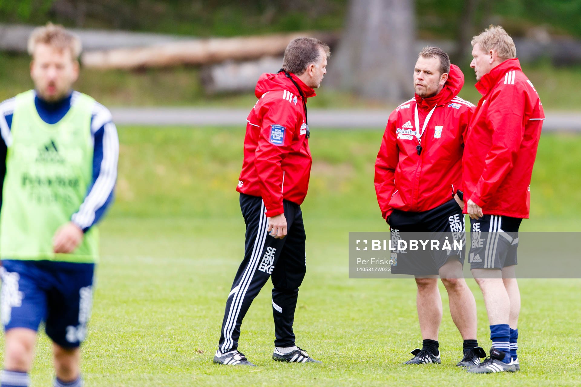 IFK Göteborgs assisterande tränare Magnus Edlund (v) och IFK Göteborgs tränare Mikael Stahre (mitten) under en fotbollsträning den 31 maj 2014 i Göteborg.