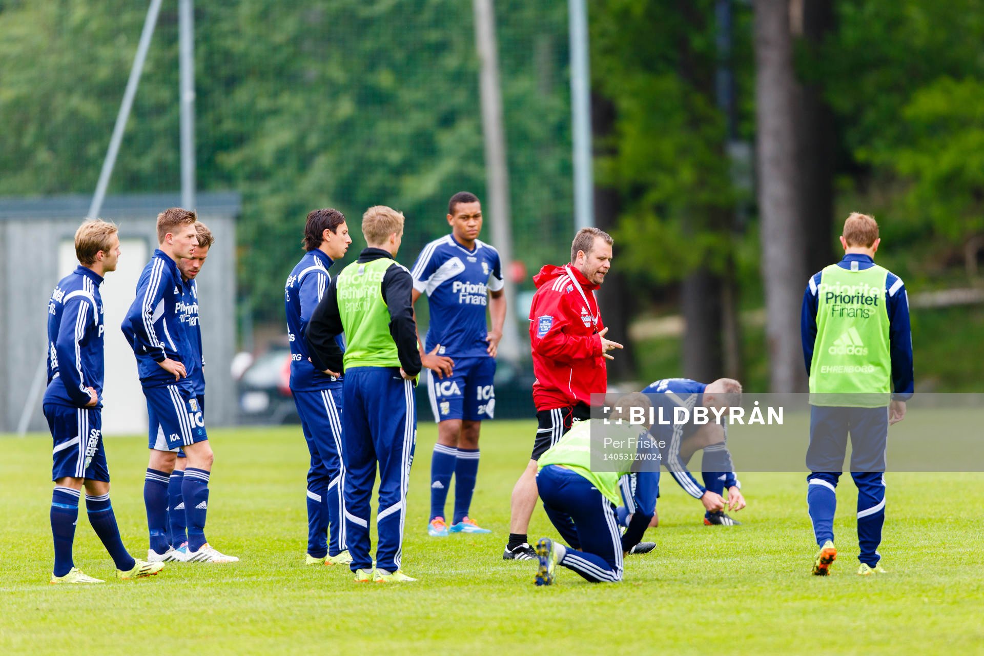 IFK Göteborgs tränare Mikael Stahre instruerar spelarna