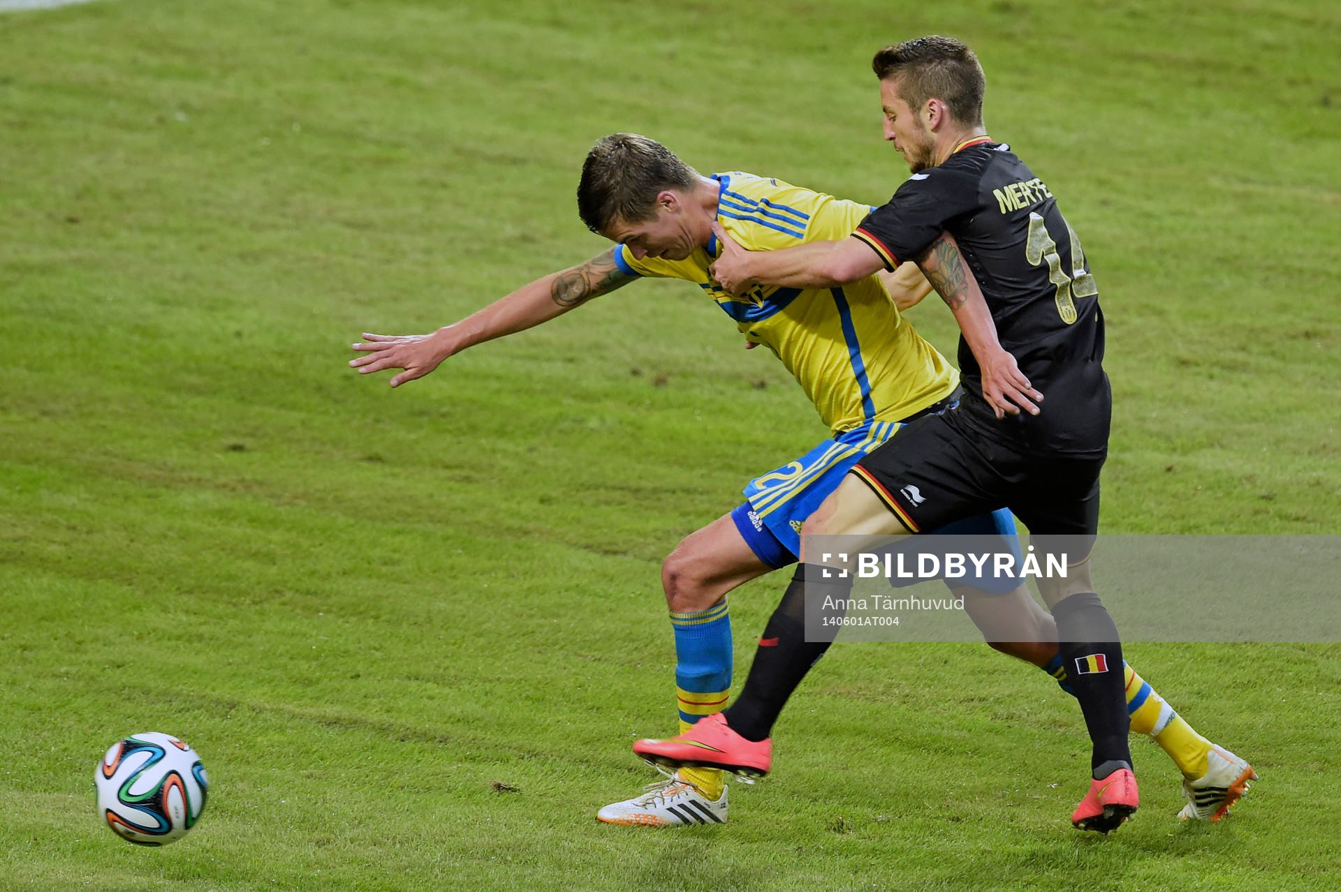 Belgiens Dries Mertens drar ner Sveriges Mikael Lustig
