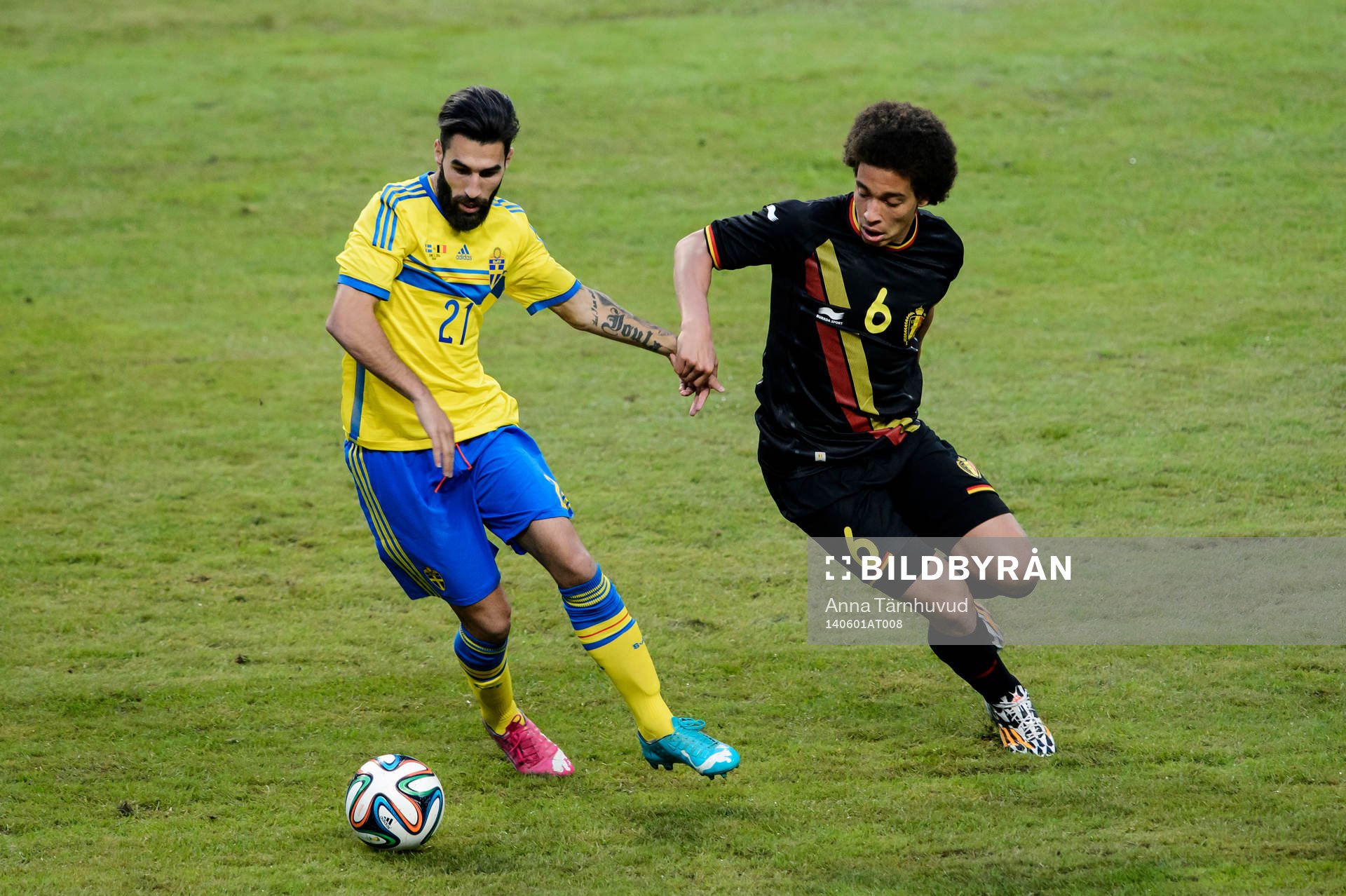 Sveriges Jimmy Durmaz och Belgiens Axel Witsel
