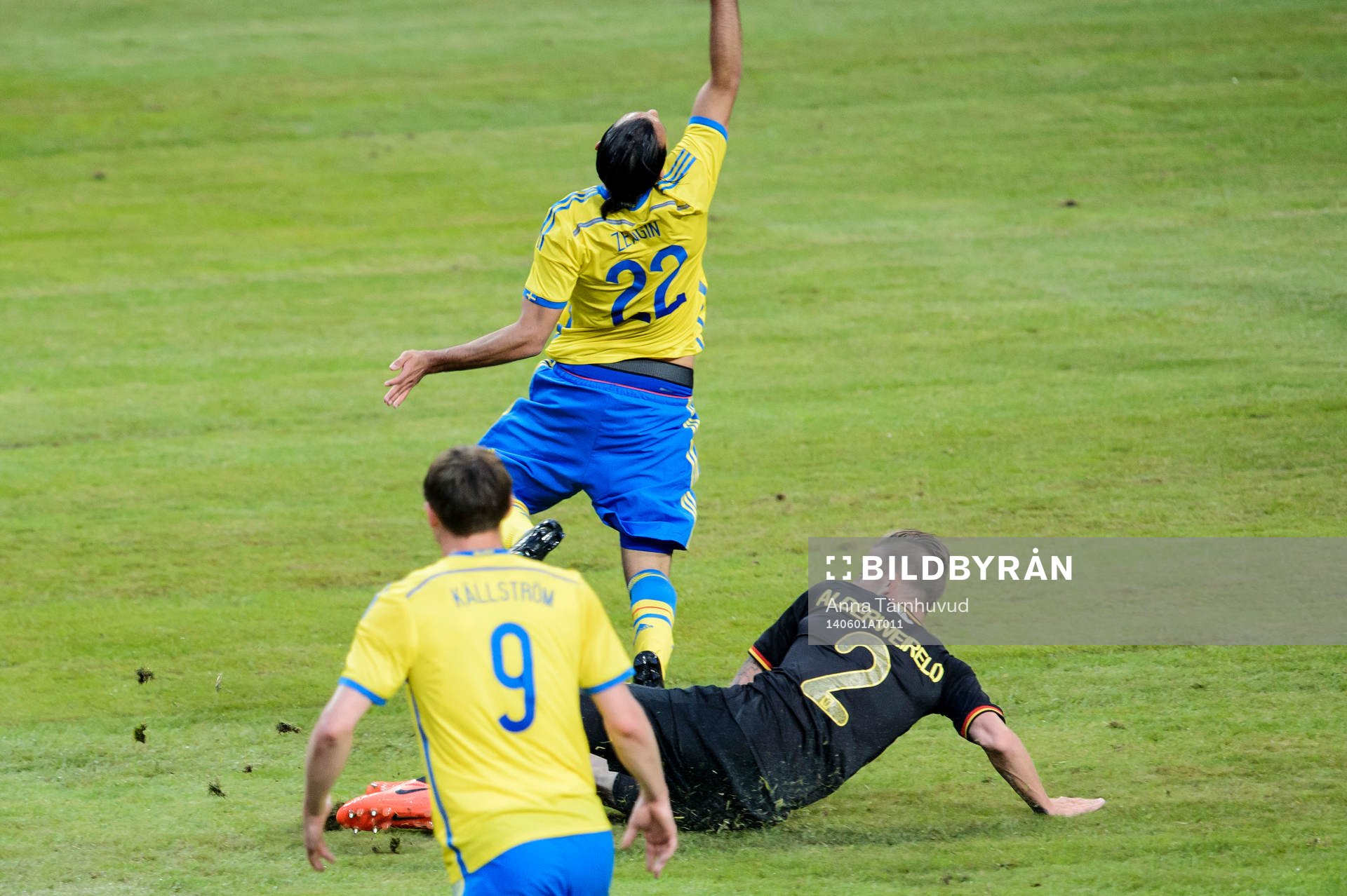 Sveriges Erkan Zengin fälls av Belgiens Toby Alderweireld  under fotbollslandskampen mellan Sverige och Belgien den 1 juni 2014 i Stockholm.