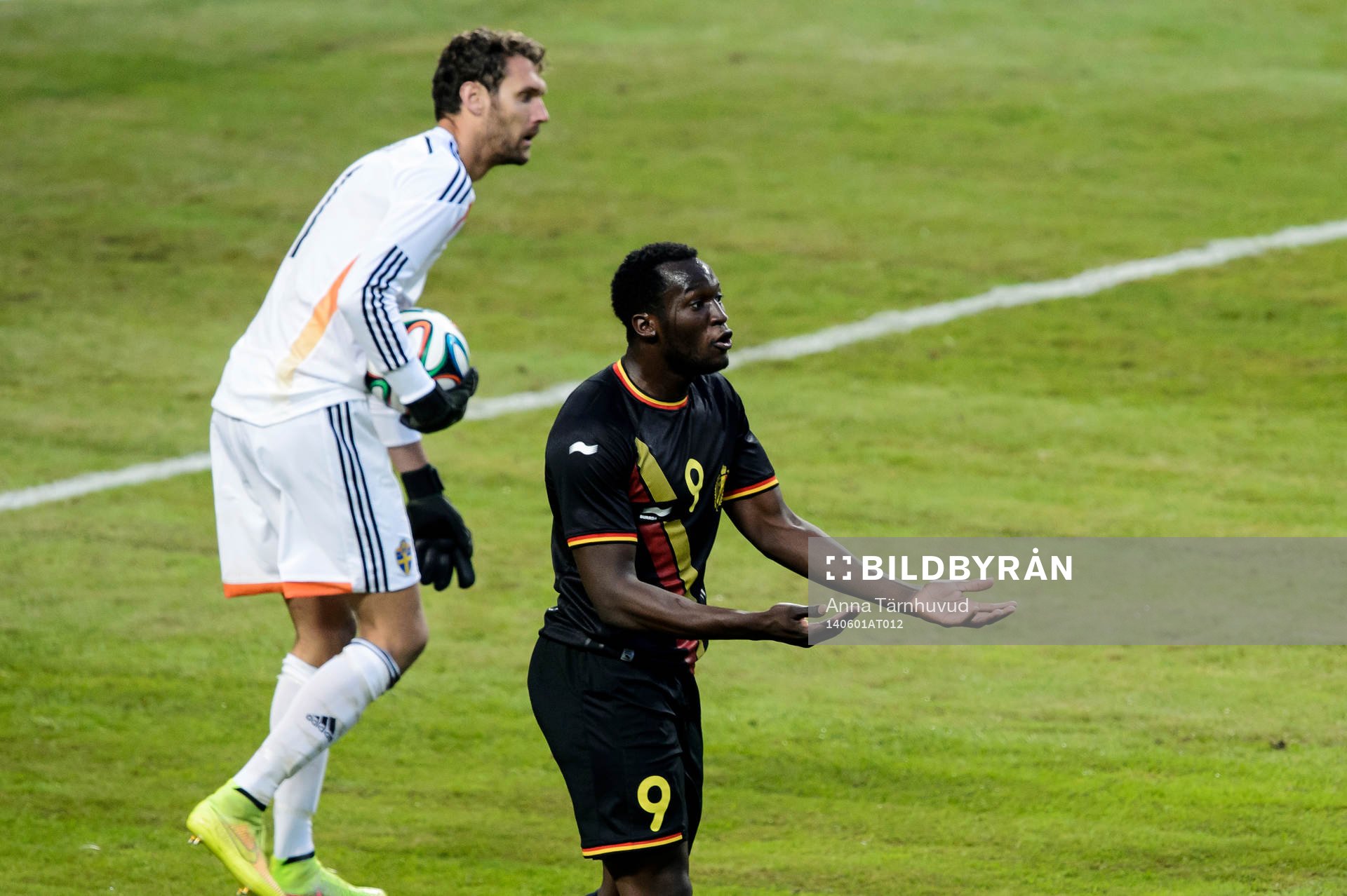 Belgiens Romelu Lukaku och Sveriges målvakt Andreas Isaksson under fotbollslandskampen mellan Sverige och Belgien den 1 juni 2014 i Stockholm.