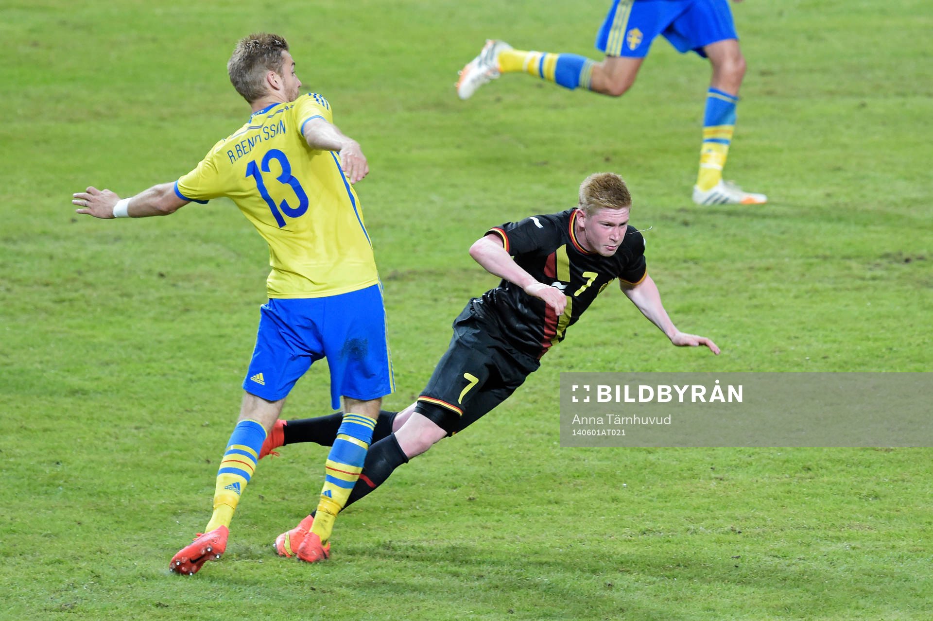 Sveriges Rasmus Bengtsson fäller Belgiens Kevin De Bruyne