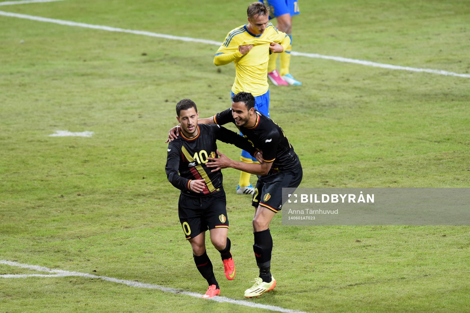 Belgiens Eden Hazard och Nacer Chadli jublar efter 0-2 under fotbollslandskampen mellan Sverige och Belgien den 1 juni 2014 i Stockholm.