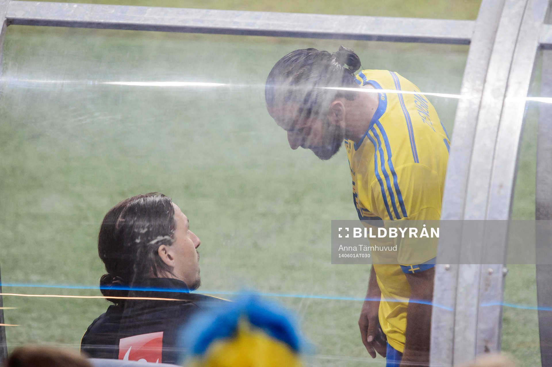 Sveriges Zlatan Ibrahimovic och Erkan Zengin pratar på