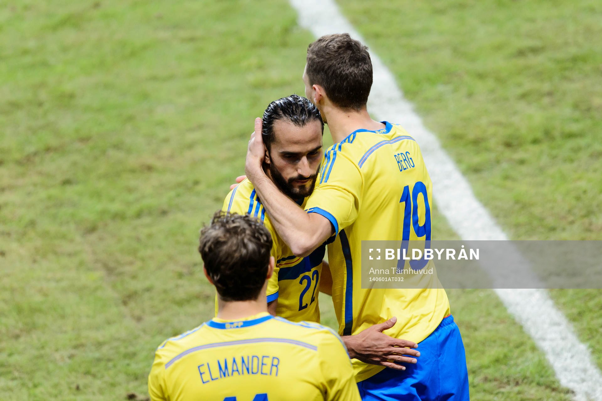 Sveriges Erkan Zengin byts ut och Marcus Berg går in under fotbollslandskampen mellan Sverige och Belgien den 1 juni 2014 i Stockholm.