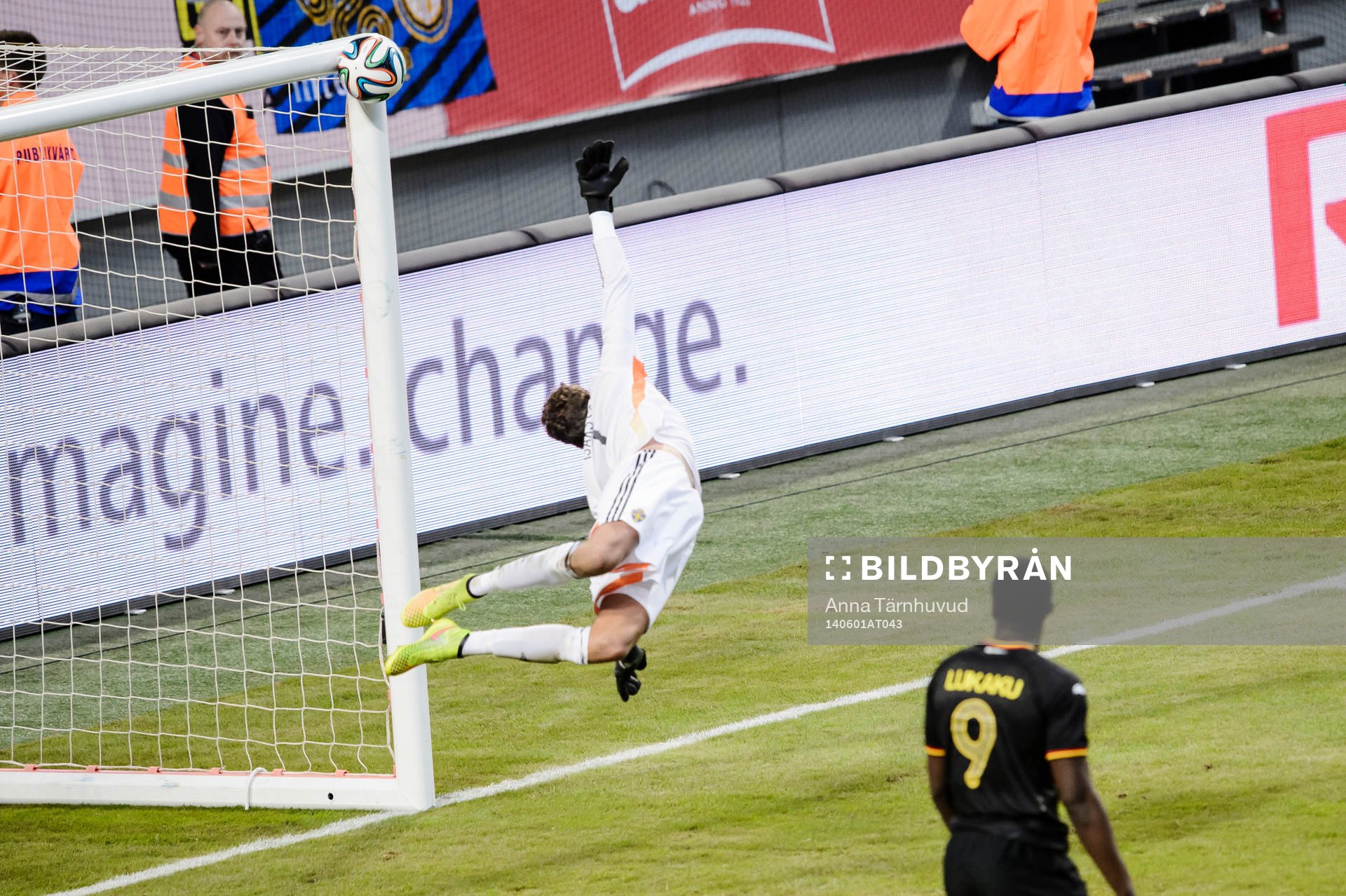 Sveriges målvakt Andreas Isaksson kastar sig