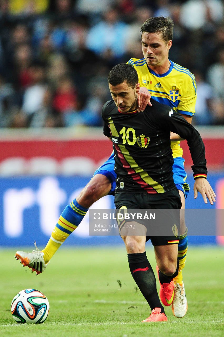 Sveriges Mikael Lustig och Belgiens Eden Hazard