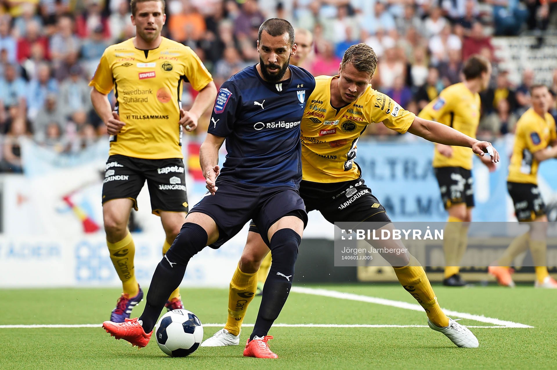 Malmö FFs Guillermo Molins och Elfsborgs Viktor Claesson under fotbollsmatchen i Allsvenskan mellan IF Elfsborg och Malmö FF den 1 juni 2014 i Borås.