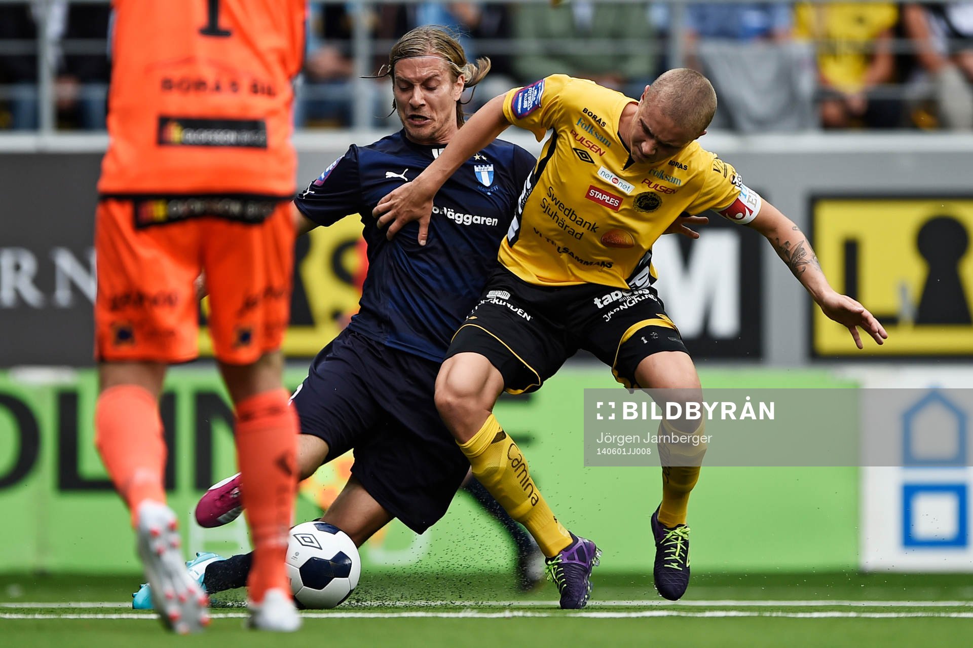 Elfsborgs Sebastian Holmén och Malmö FFs Markus Halsti