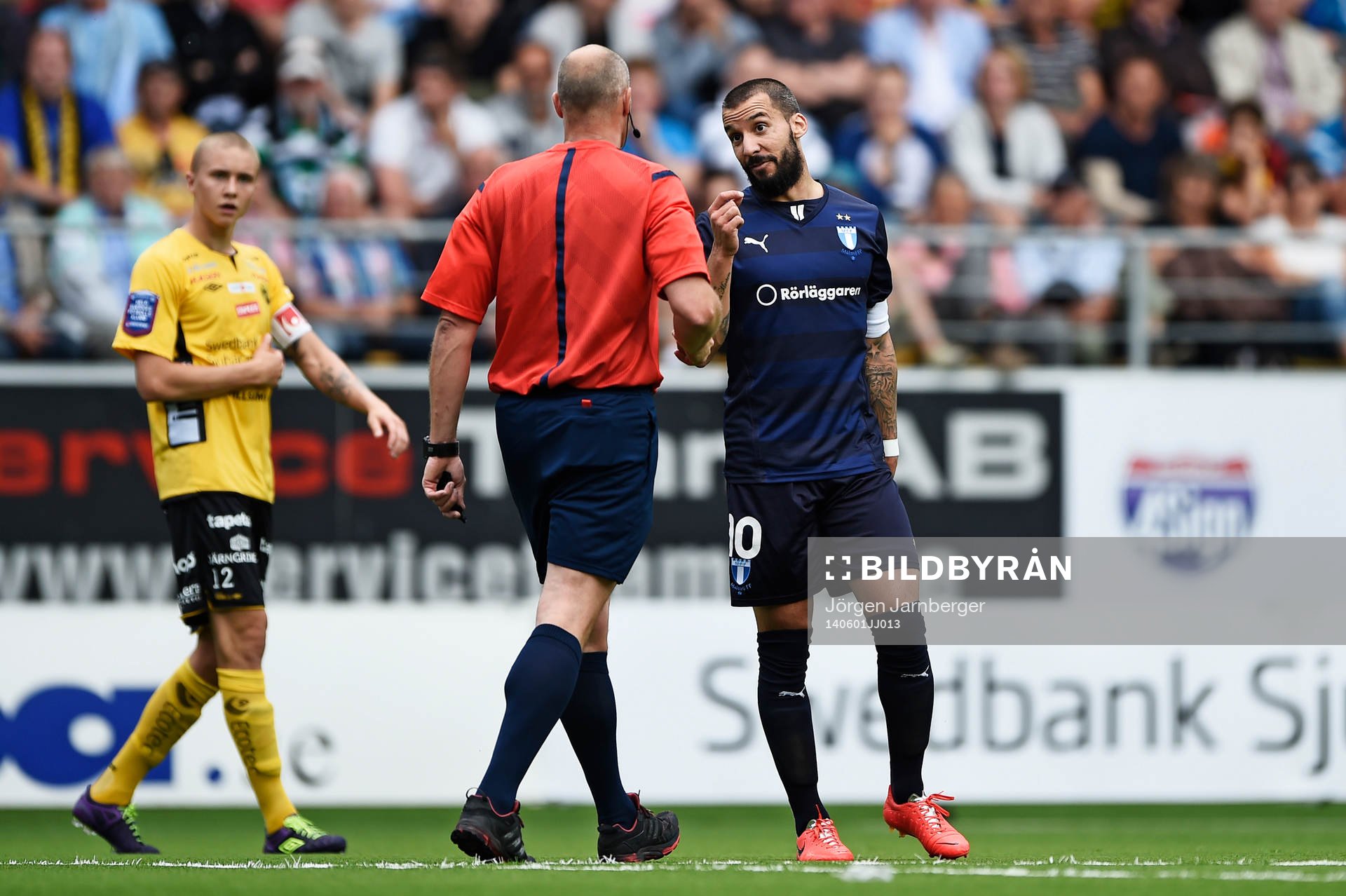 Malmö FFs Guillermo Molins diskuterar med Martin Hansson,