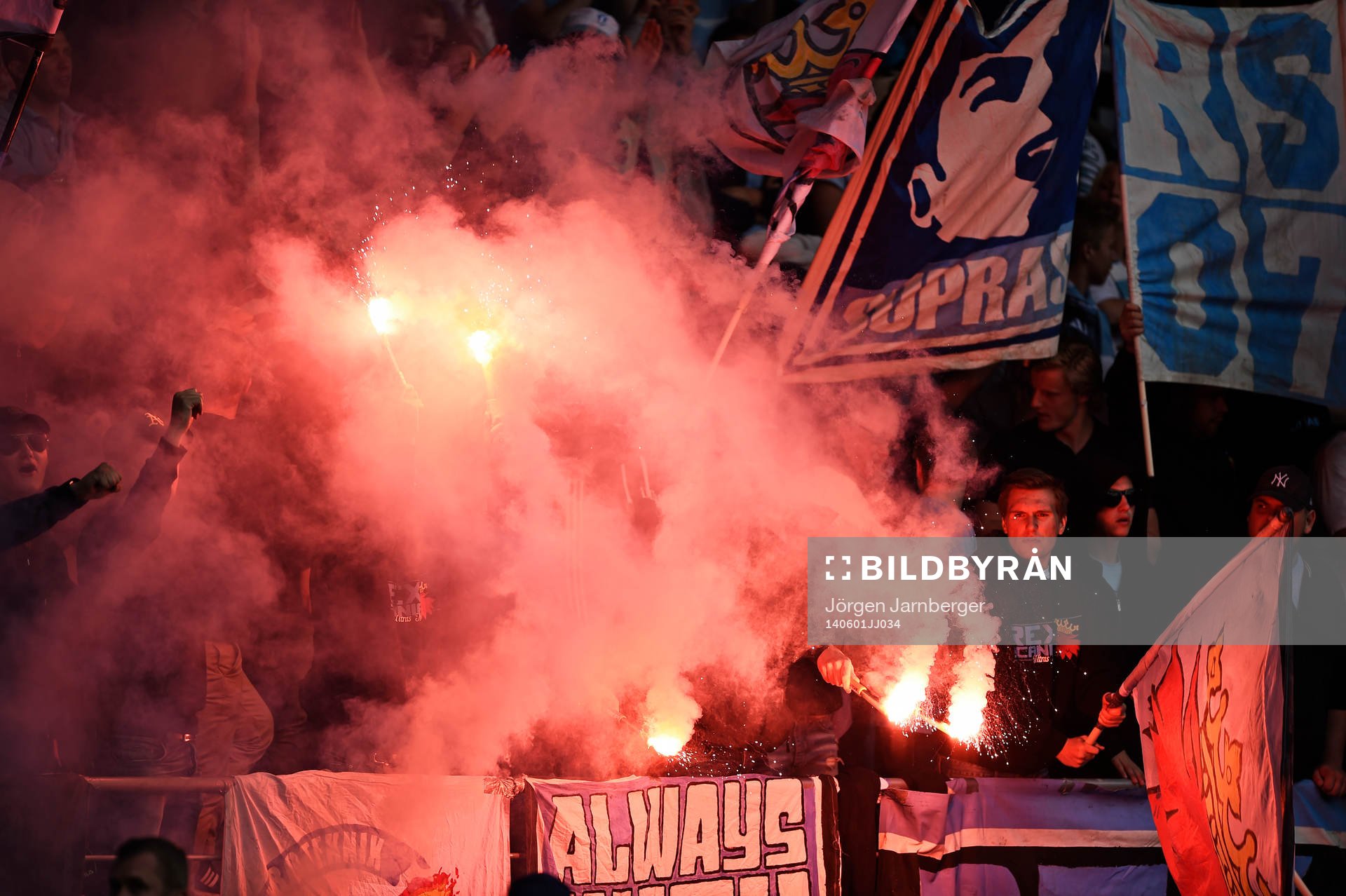 Malmö FFs supporters tände bengaler